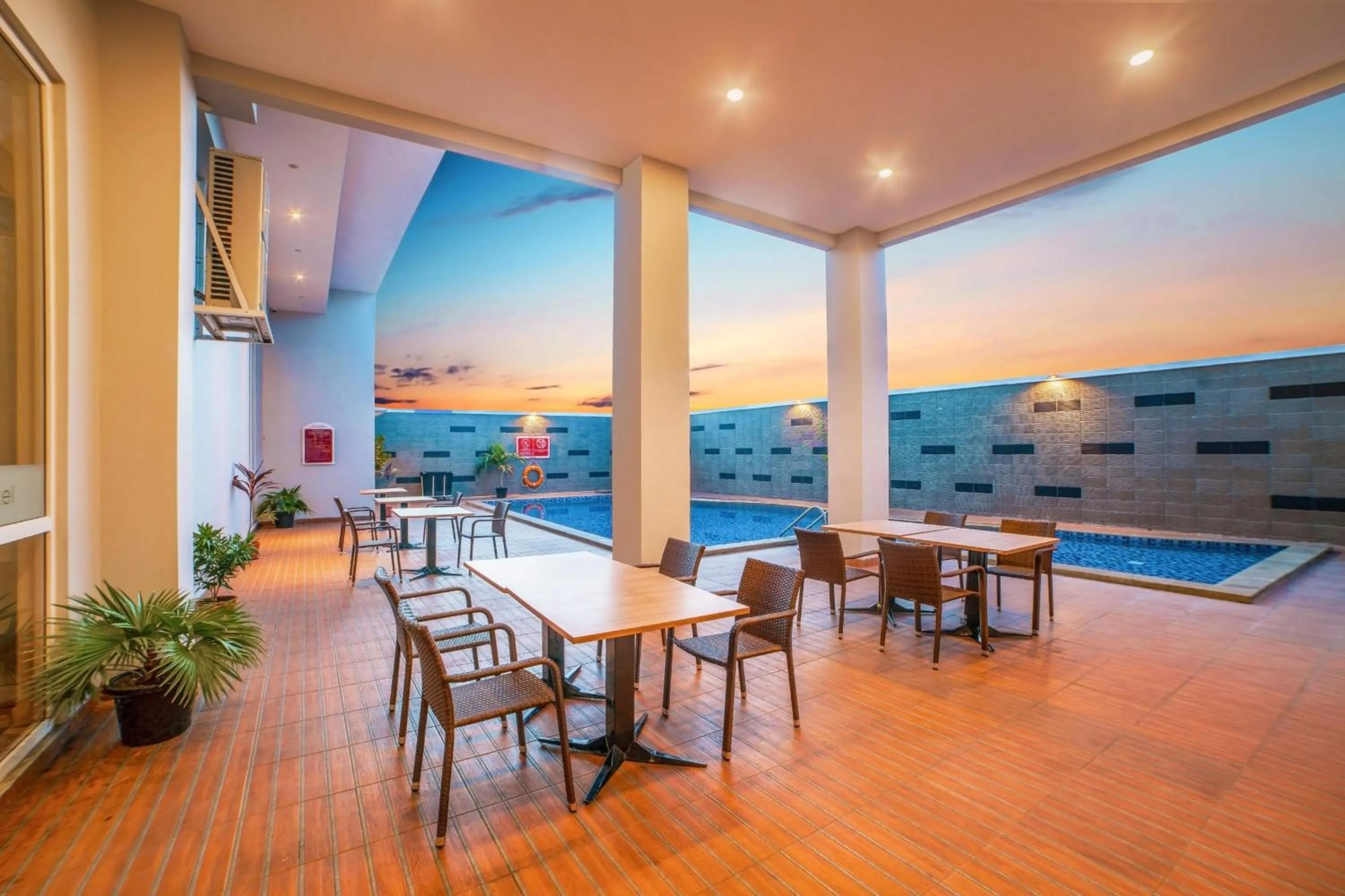 Swimming pool in favehotel Bitung