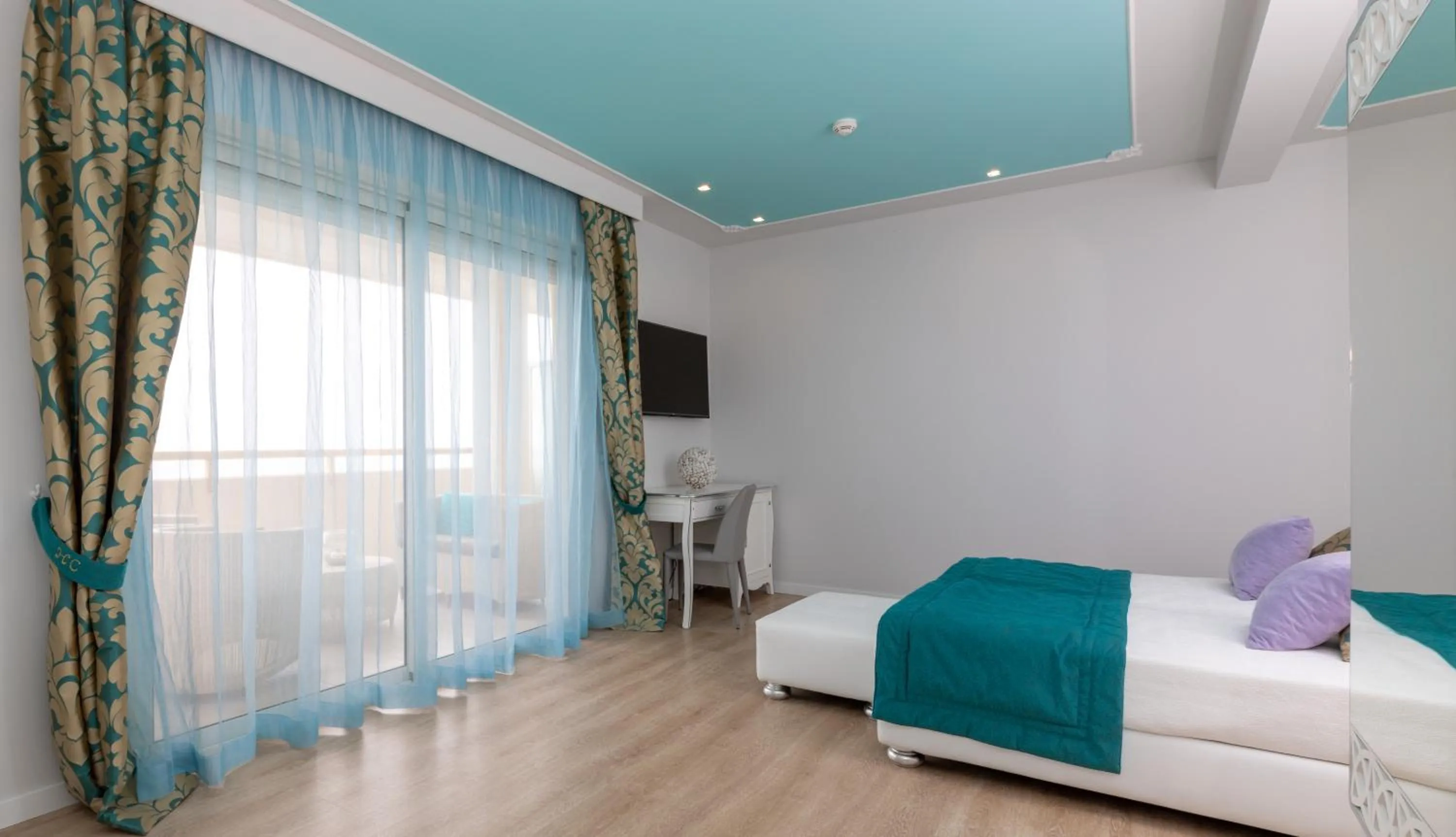 Photo of the whole room, Bed in Hotel Carlton