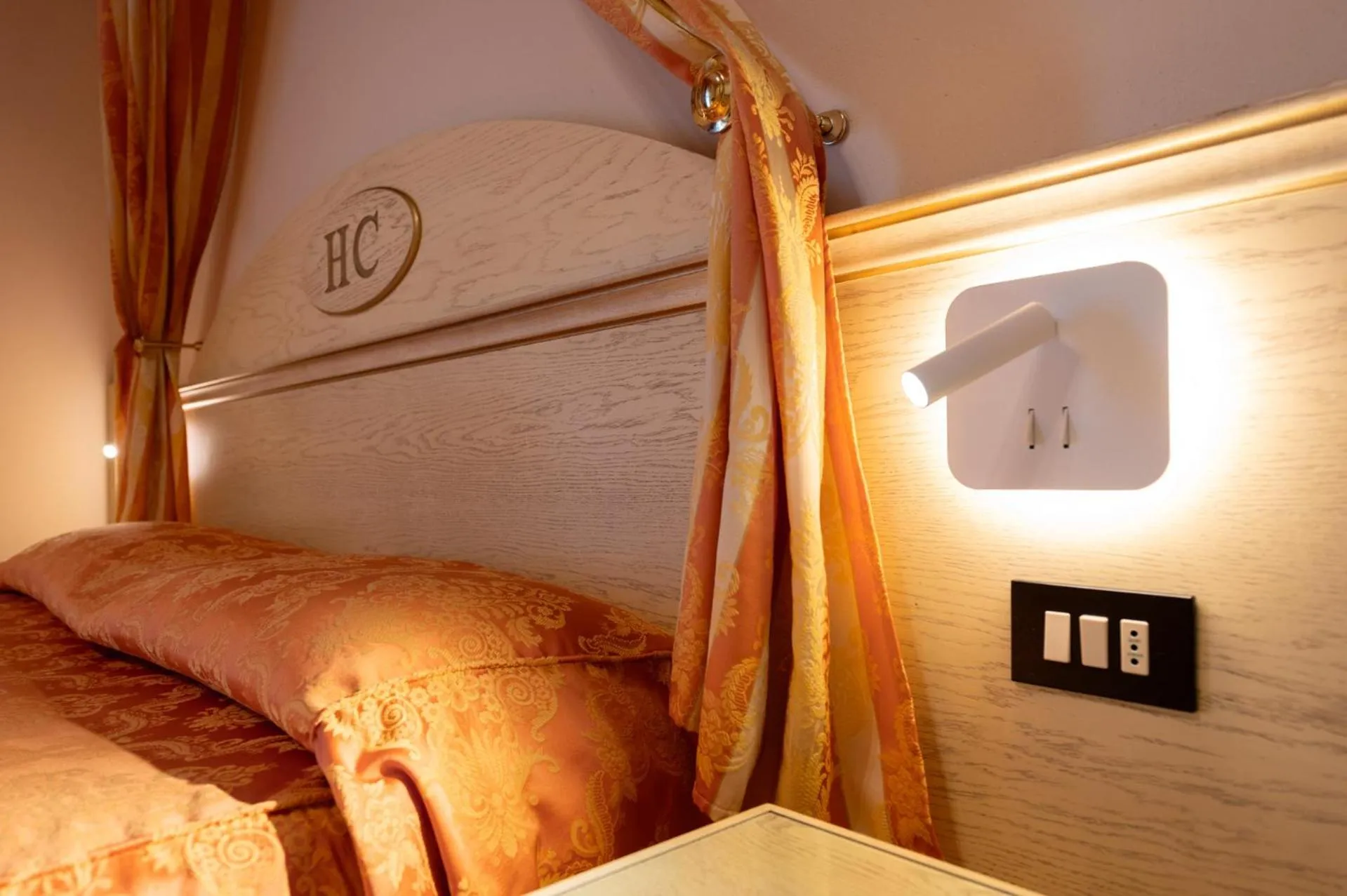 Bed in Hotel Carlton