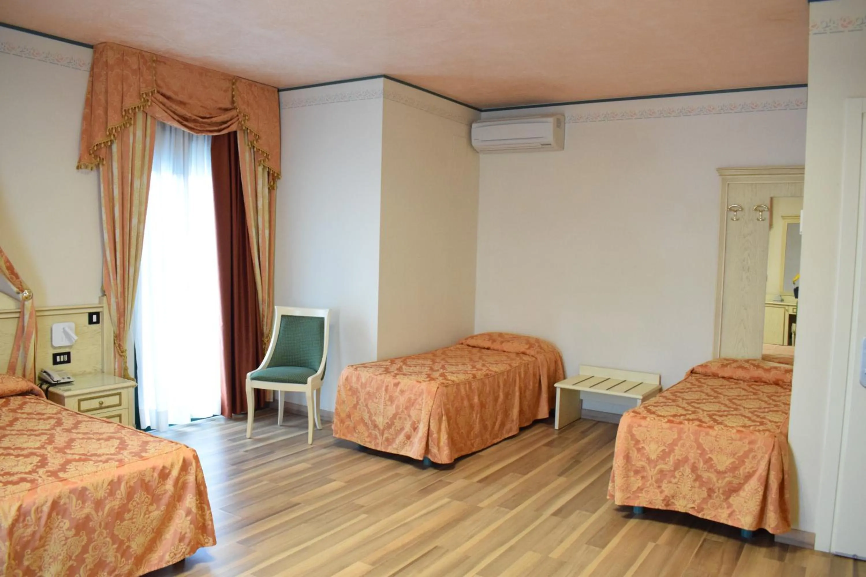 Bed in Hotel Carlton