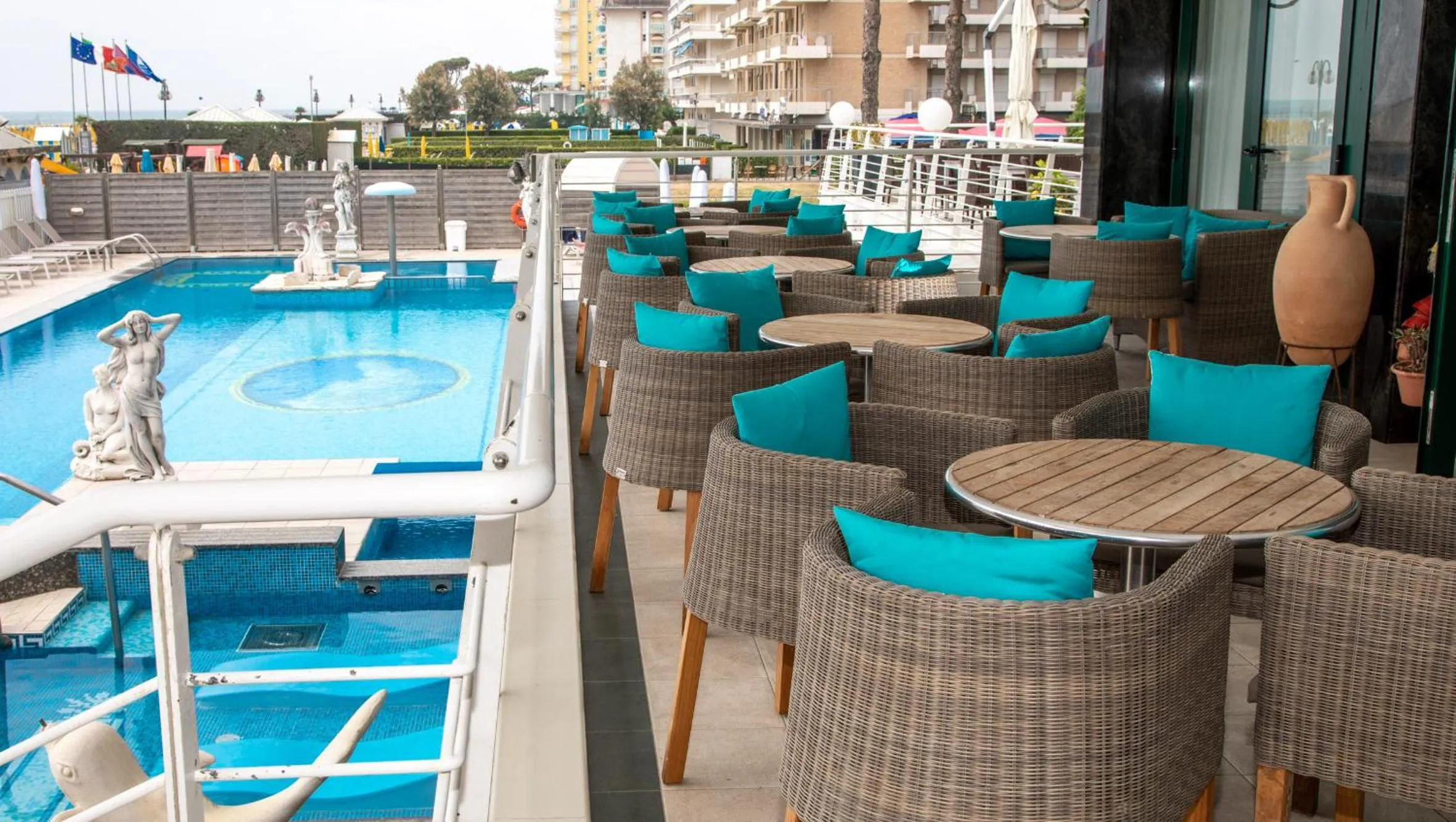 Restaurant/places to eat in Hotel Carlton