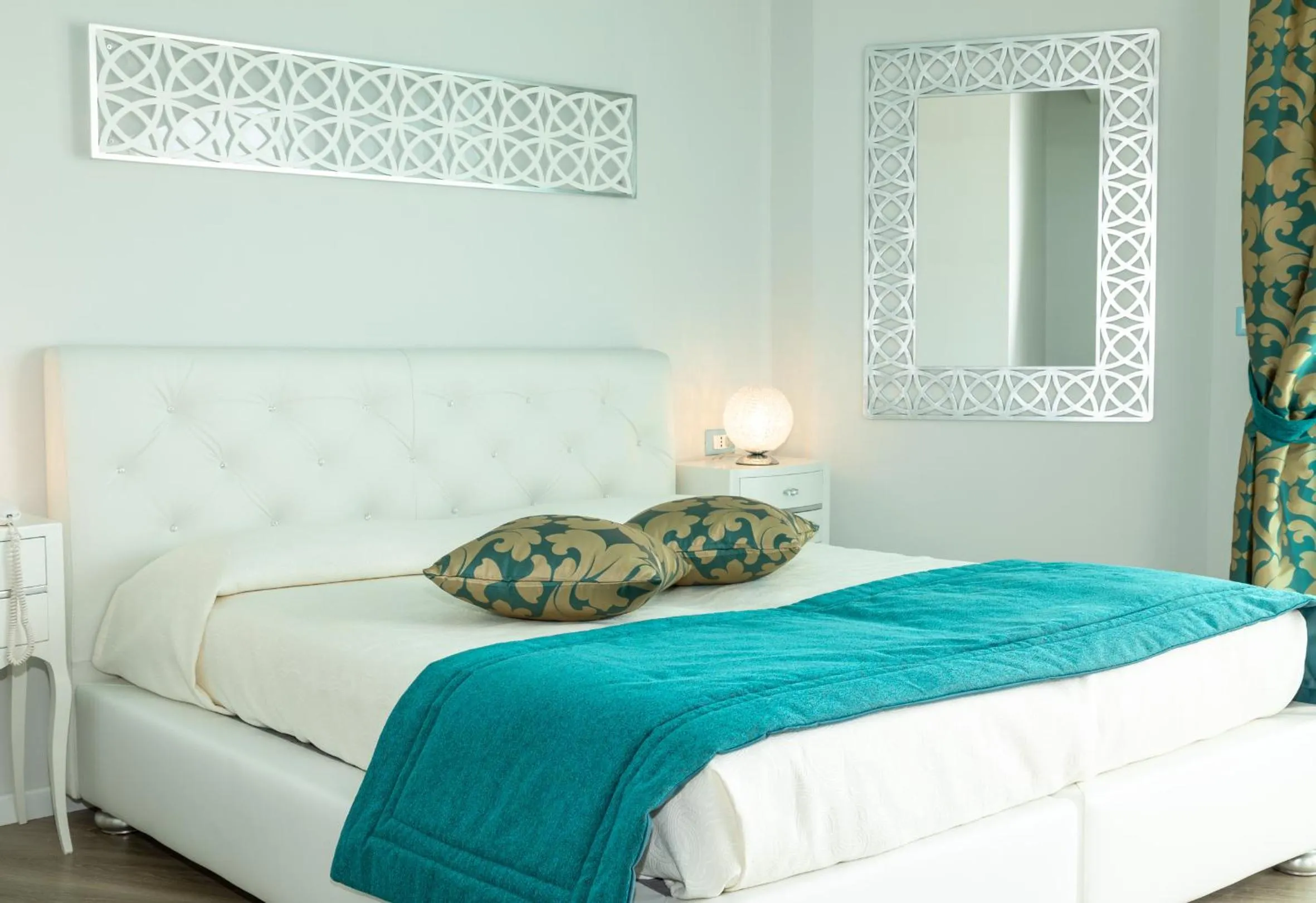 Restaurant/places to eat, Bed in Hotel Carlton