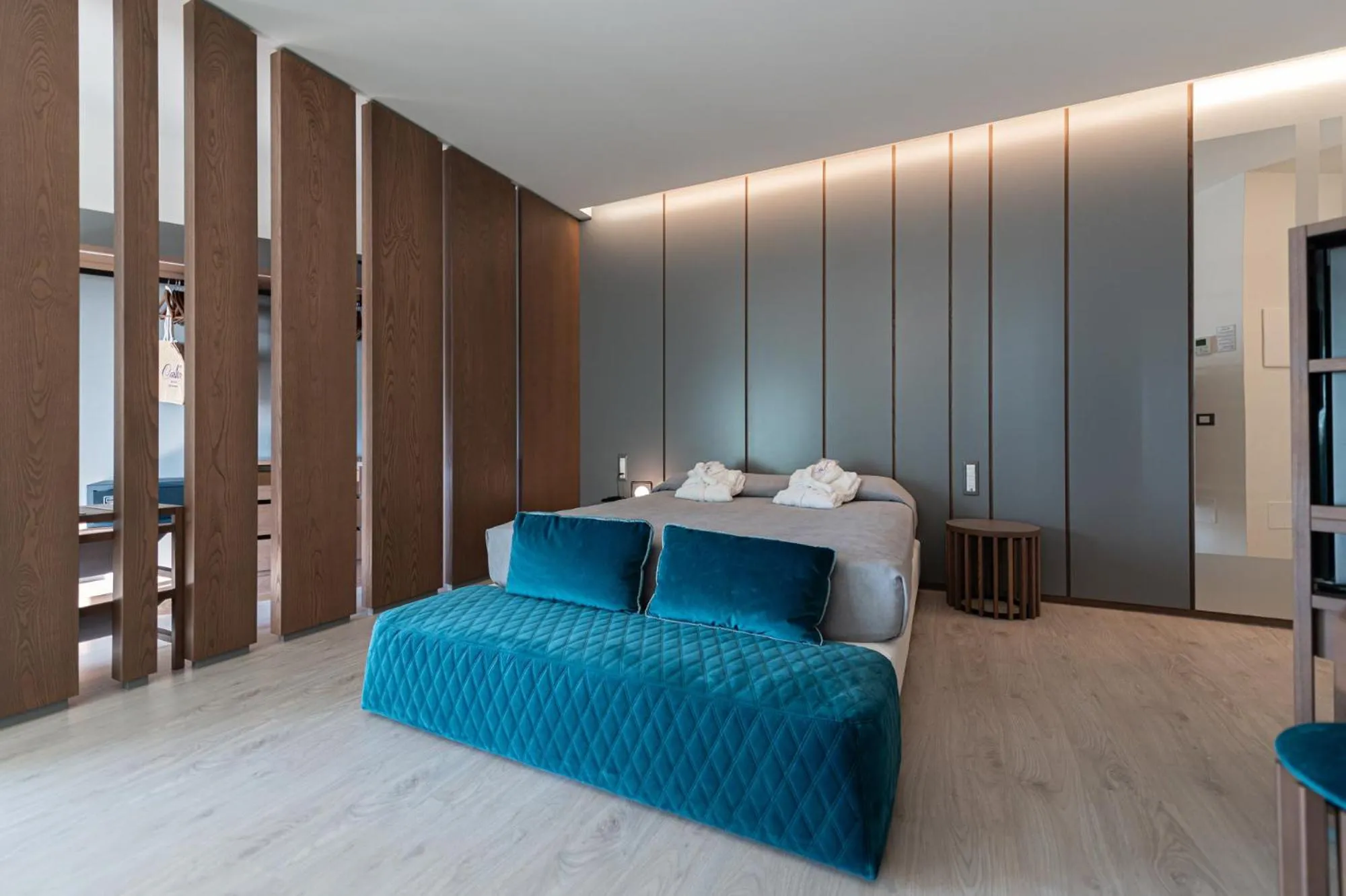 Bed in Hotel Carlton