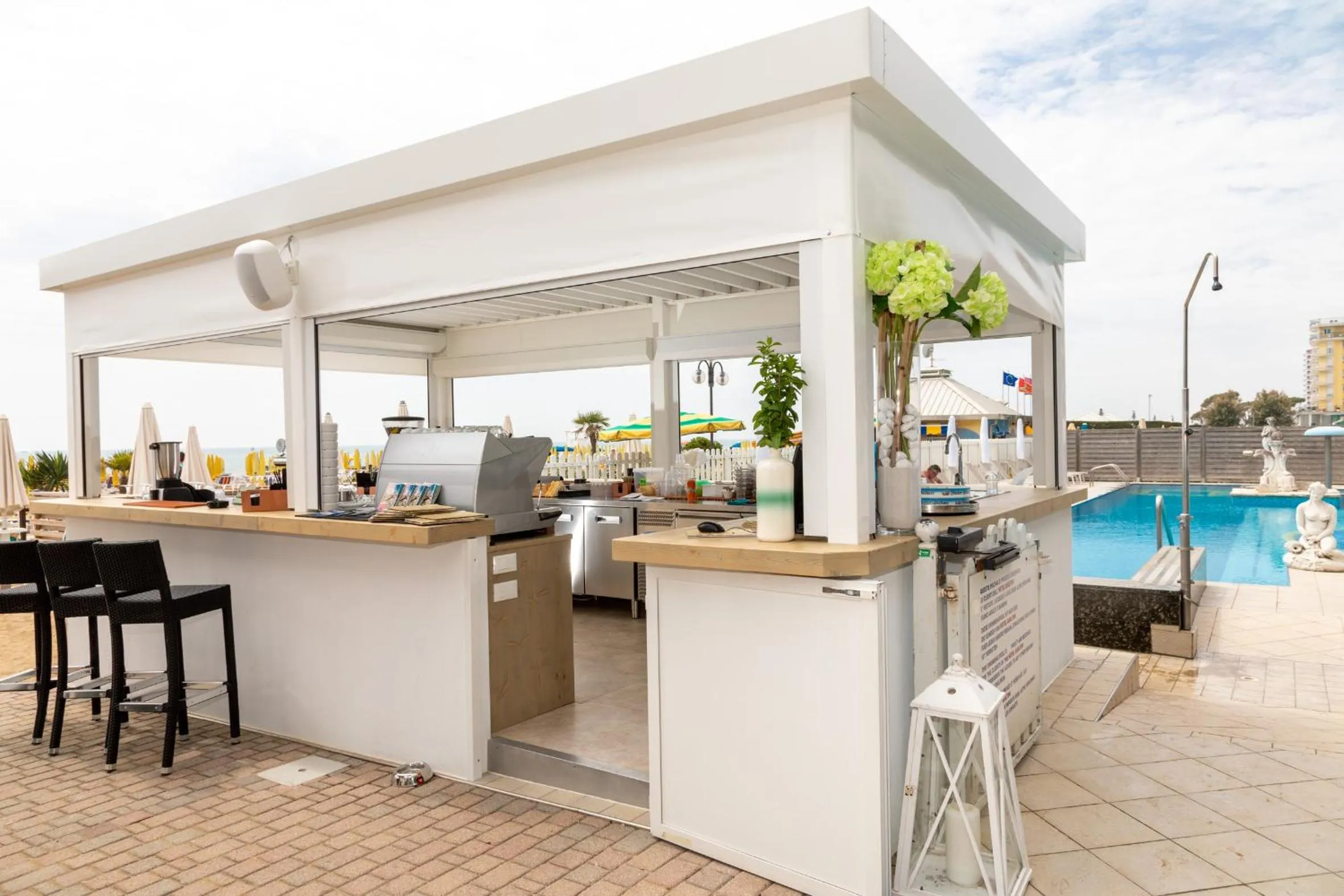 Restaurant/places to eat in Hotel Carlton