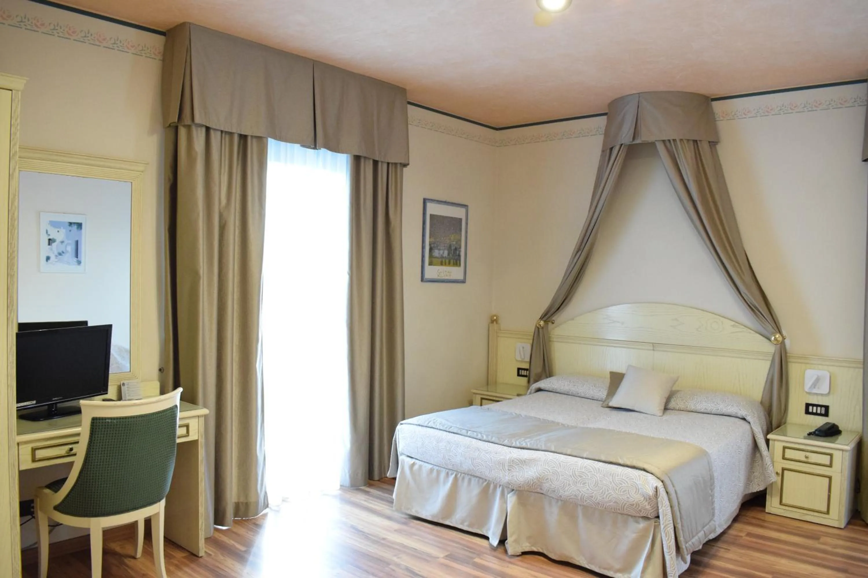 Bed in Hotel Carlton