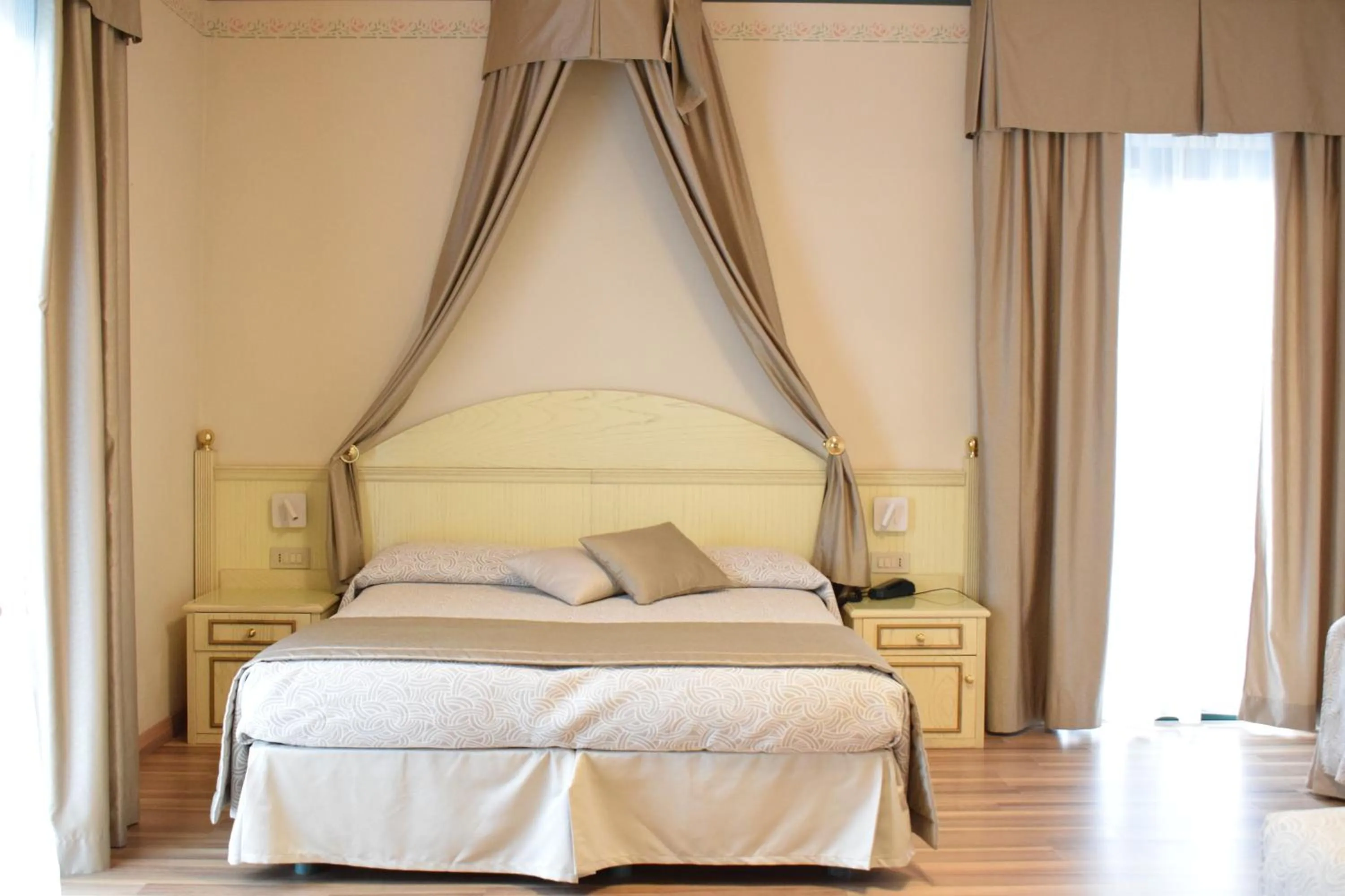 Bed in Hotel Carlton