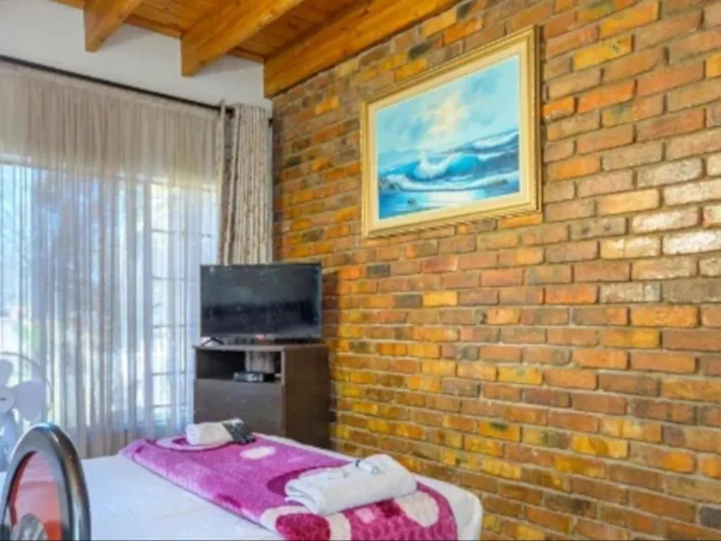 TV and multimedia, Bed in Royal Olympia Lodges & Safaris RSA
