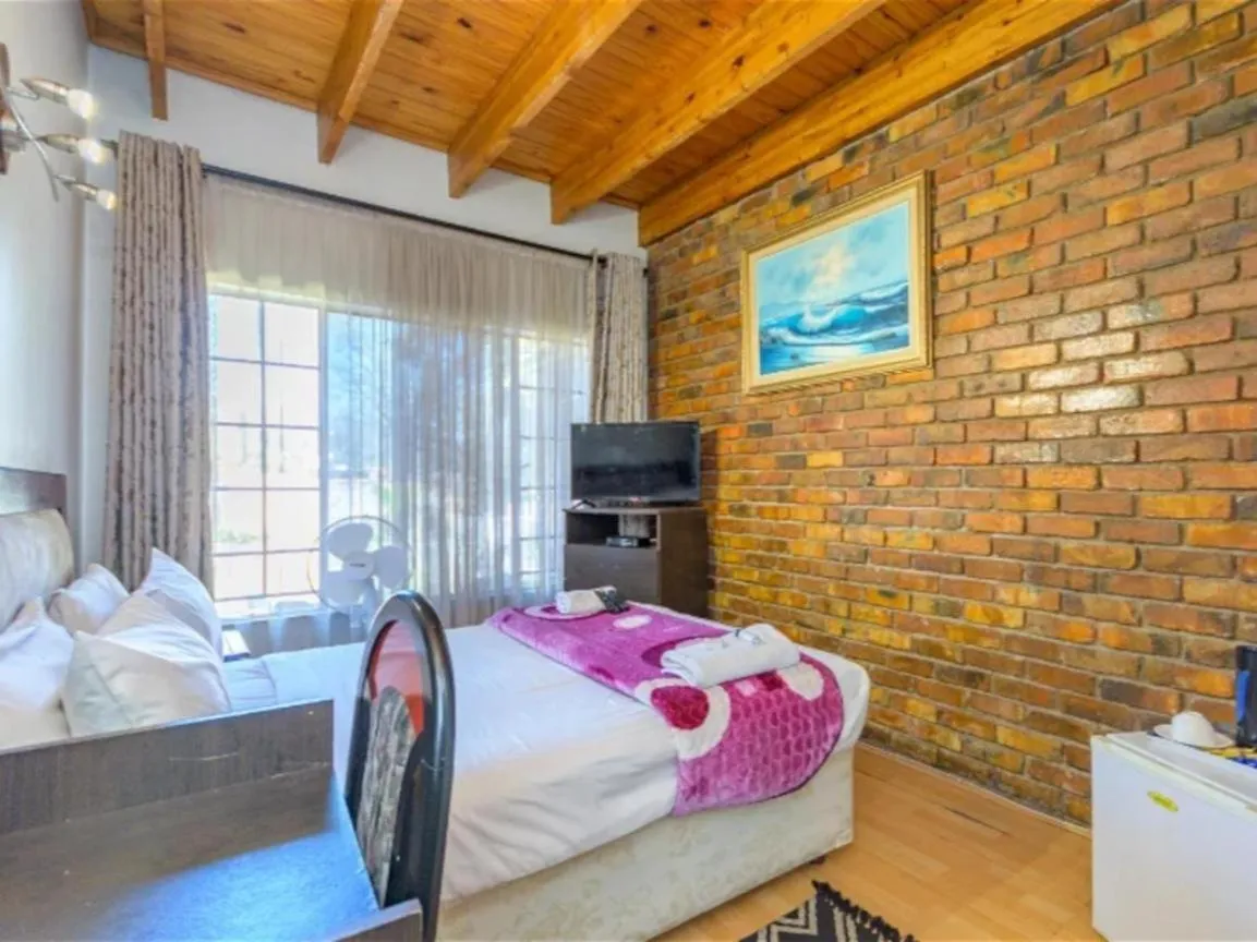 TV and multimedia, Bed in Royal Olympia Lodges & Safaris RSA