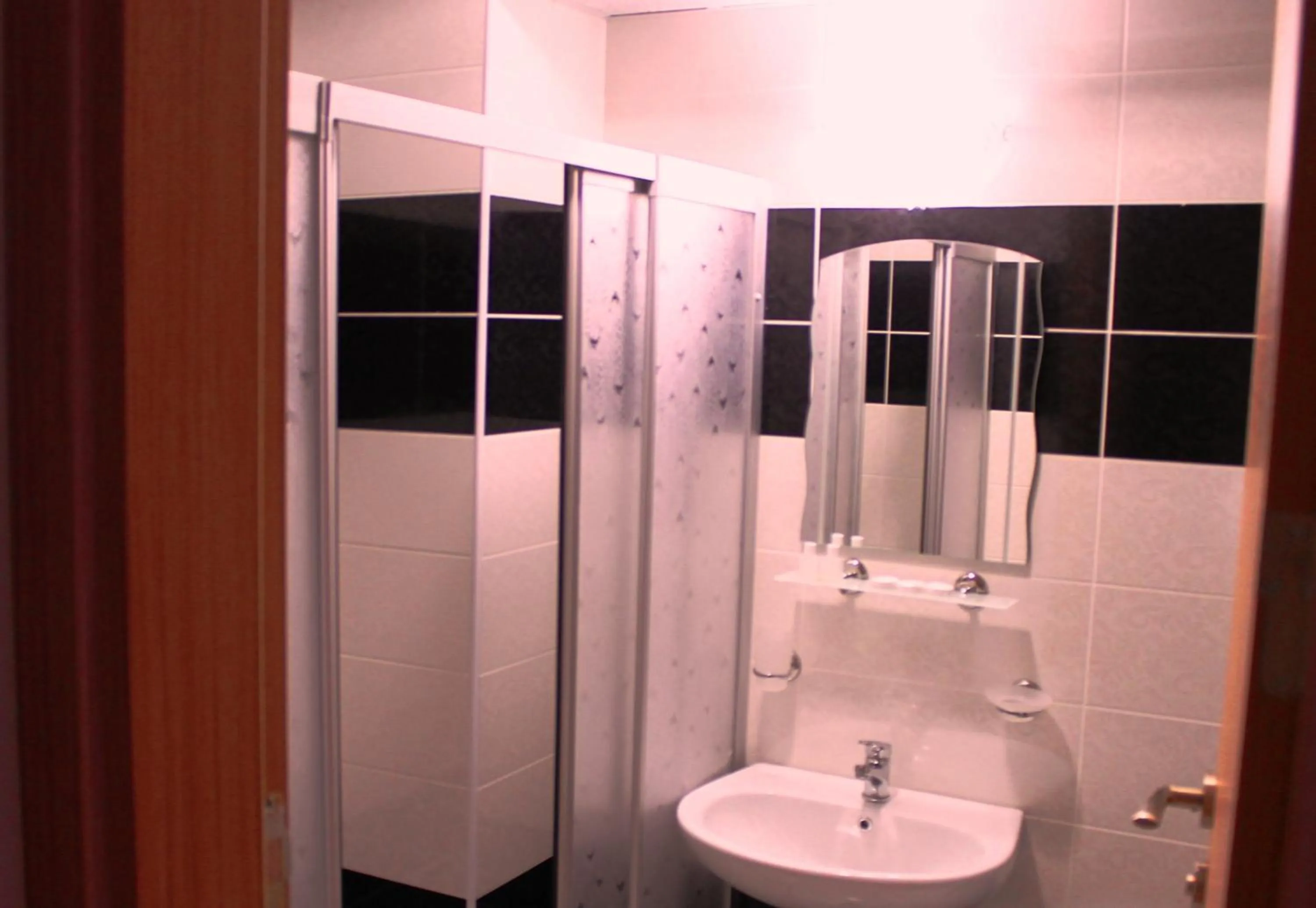 Shower in Avcılar İnci Hotel