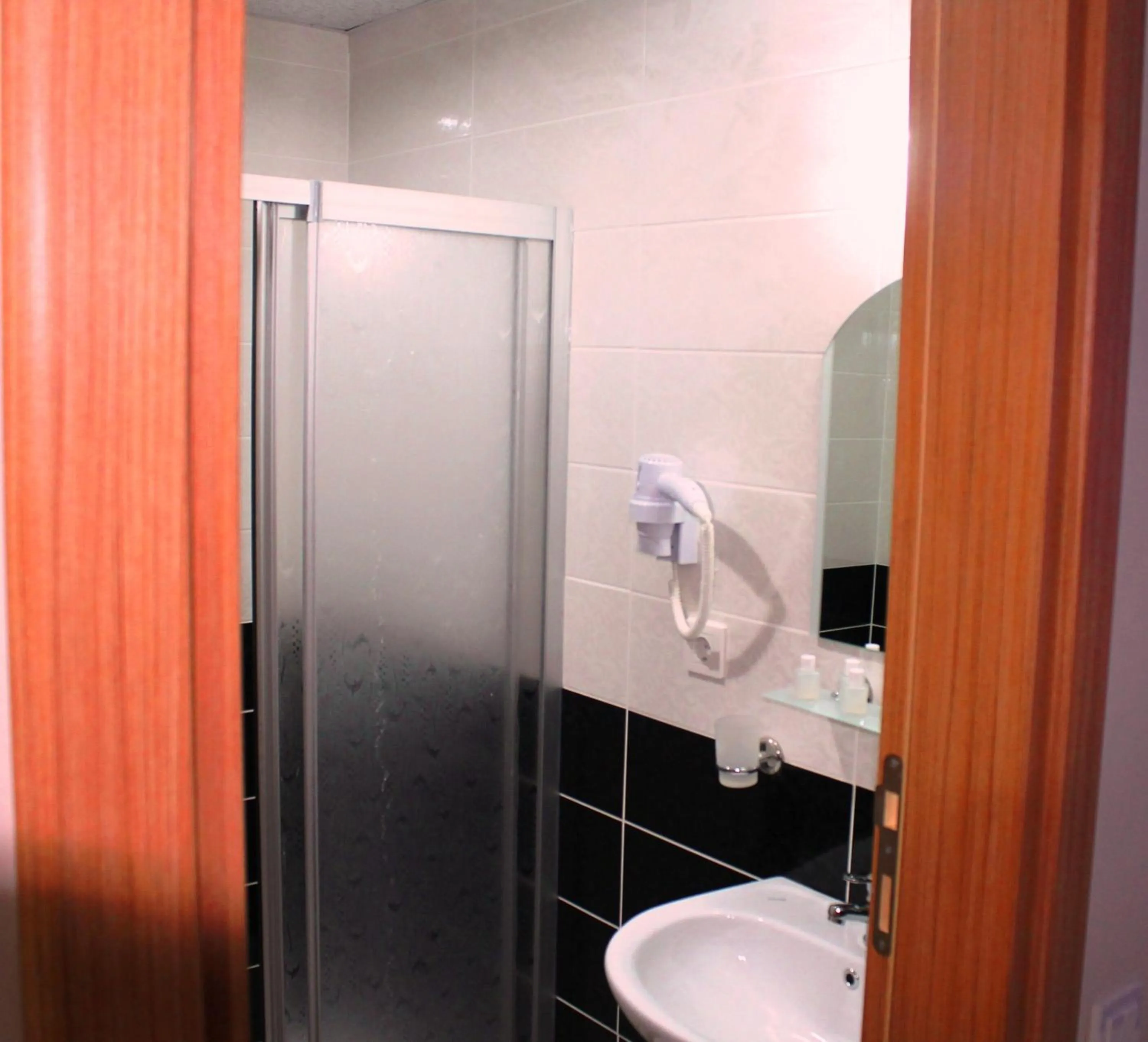 Shower in Avcılar İnci Hotel
