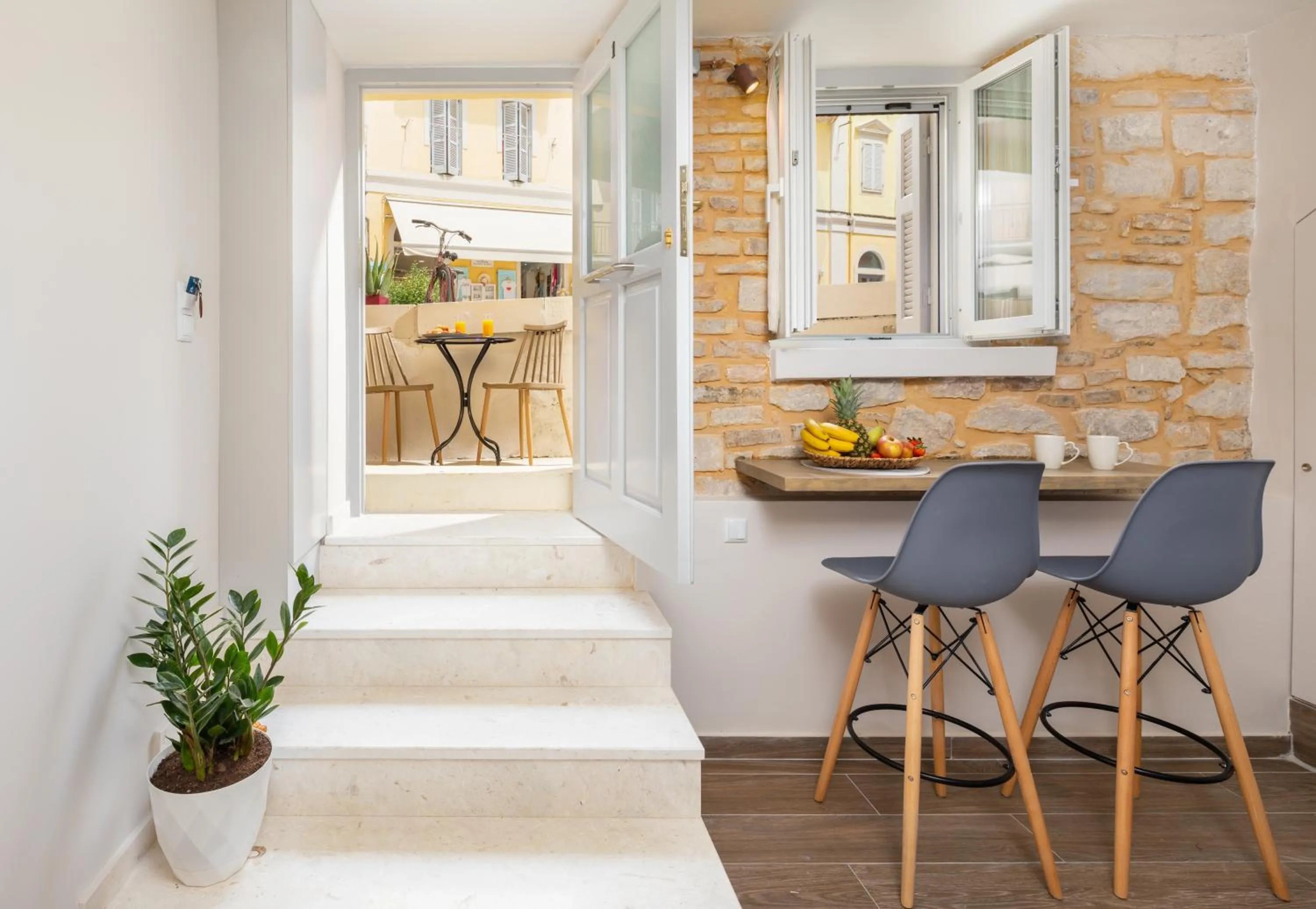 Dining area in Kâmara Old Town Studios