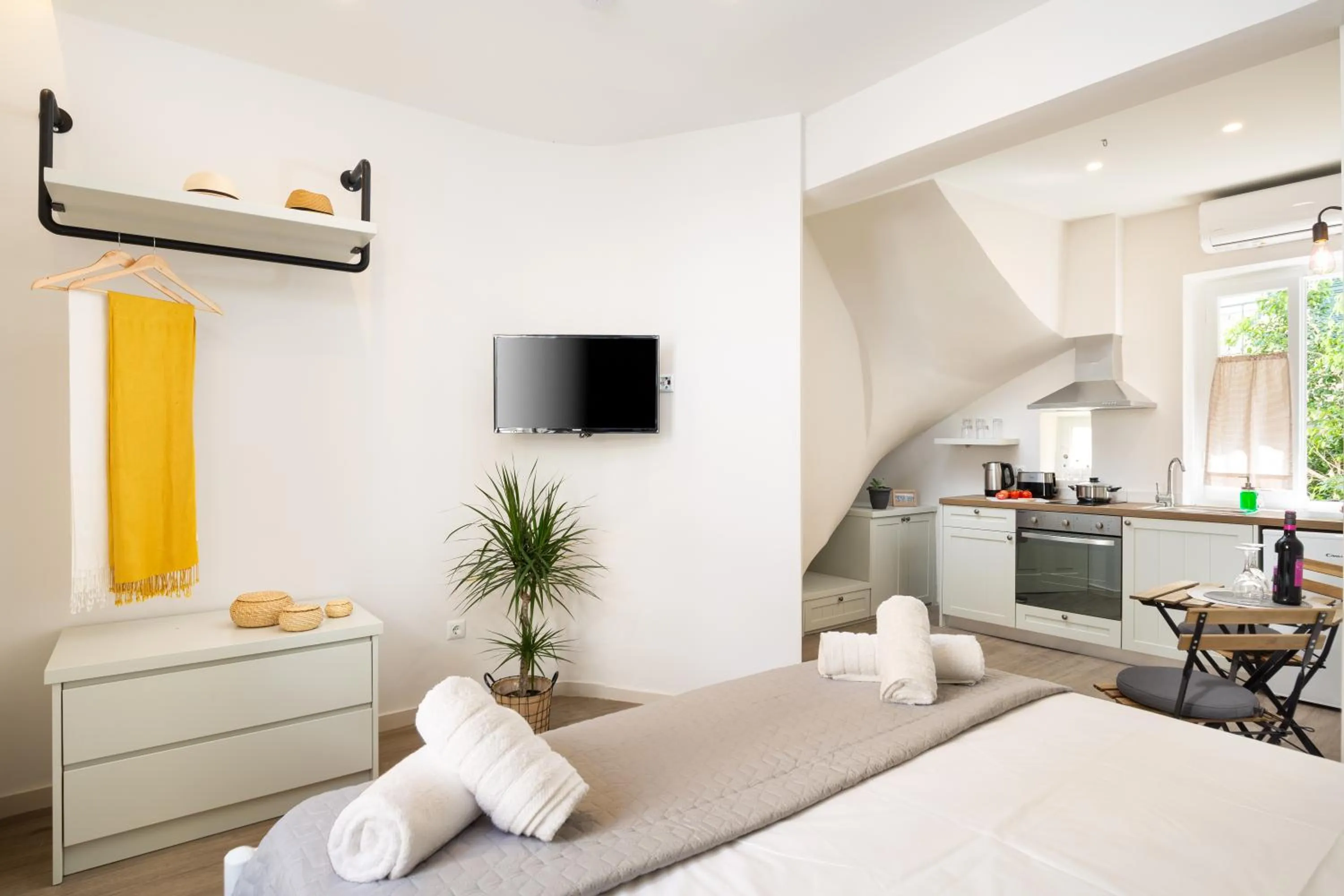 Photo of the whole room, Bed in Kâmara Old Town Studios