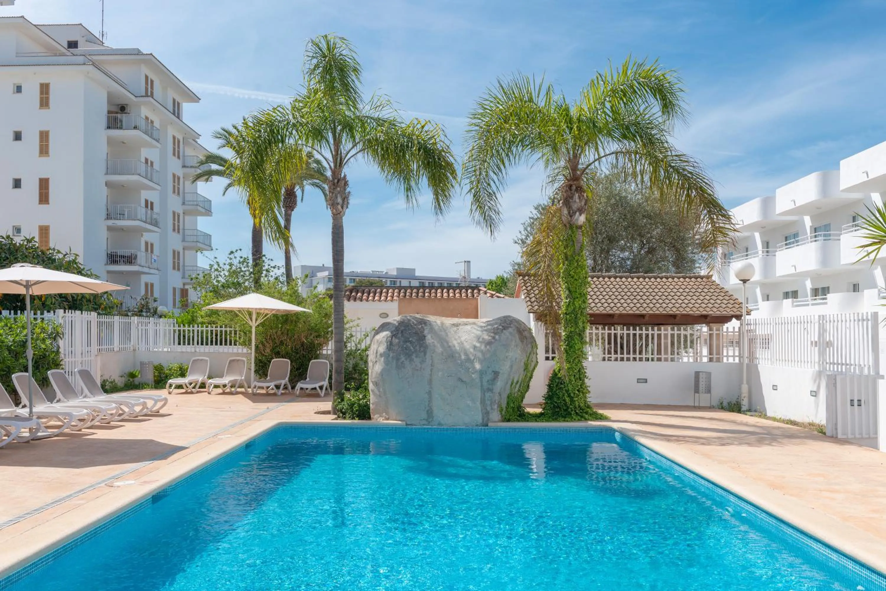 Swimming pool in Olive Beach Apartamentos
