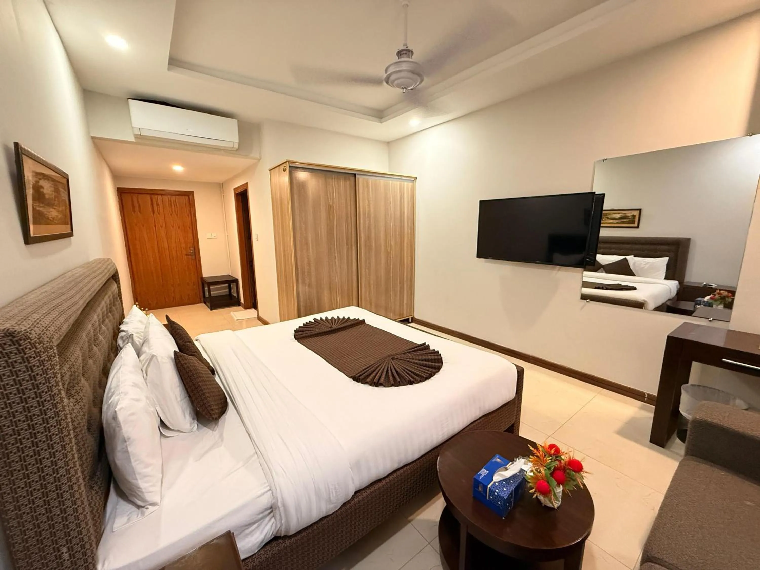 Bedroom, Bed in Atlas Hotel Islamabad