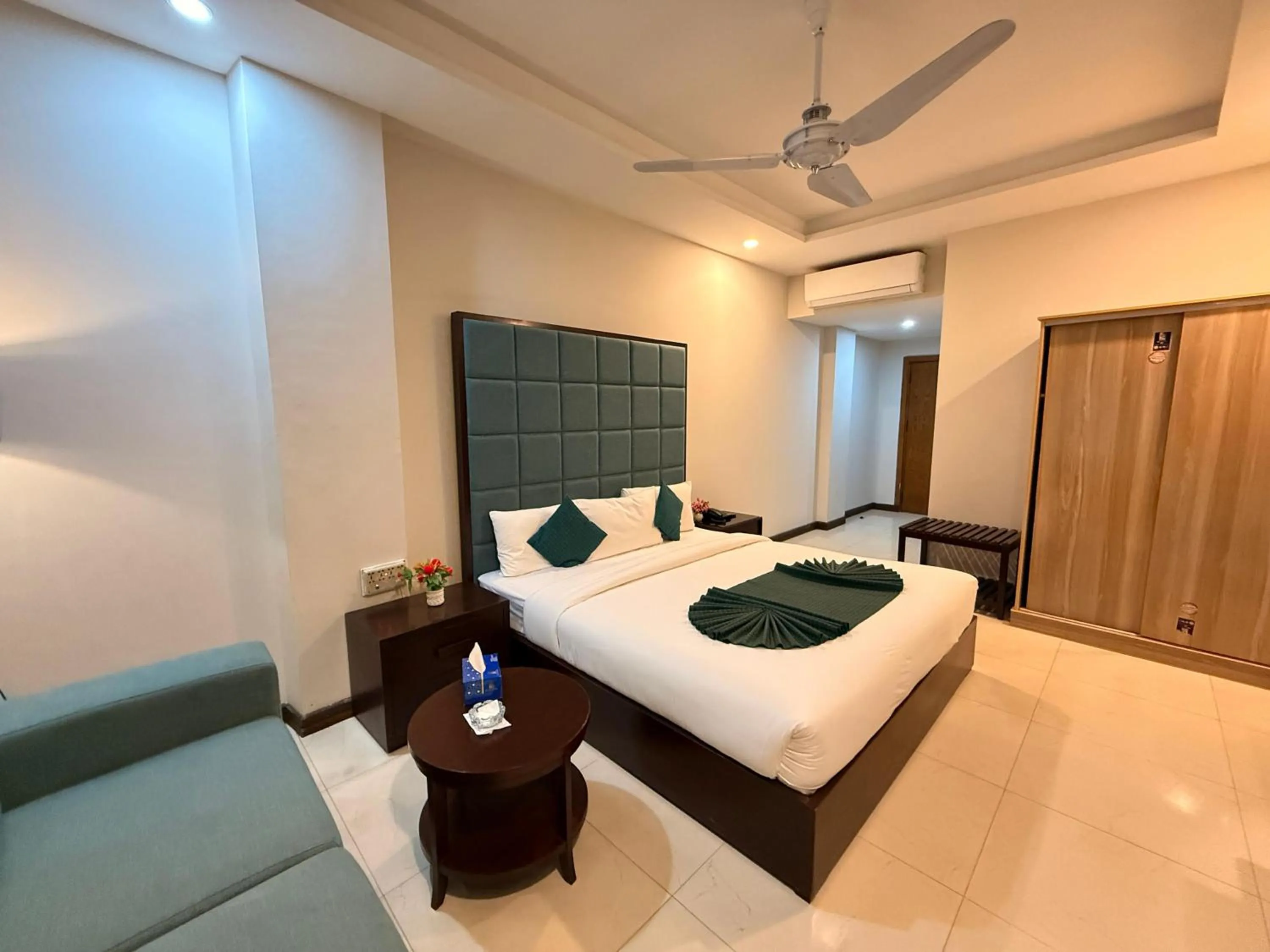 Bedroom, Bed in Atlas Hotel Islamabad