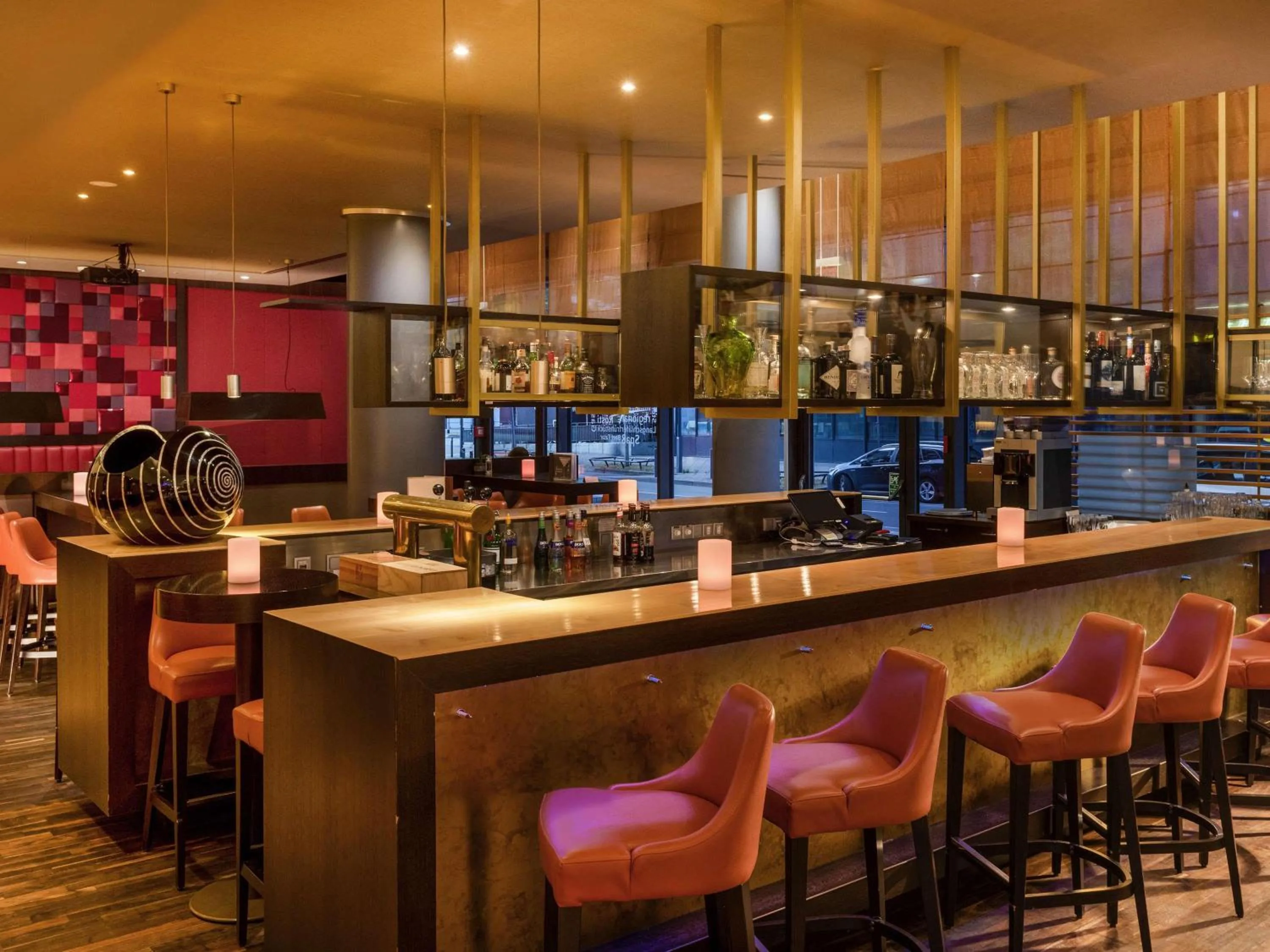 Lounge or bar in Mövenpick Hotel Frankfurt City Messe