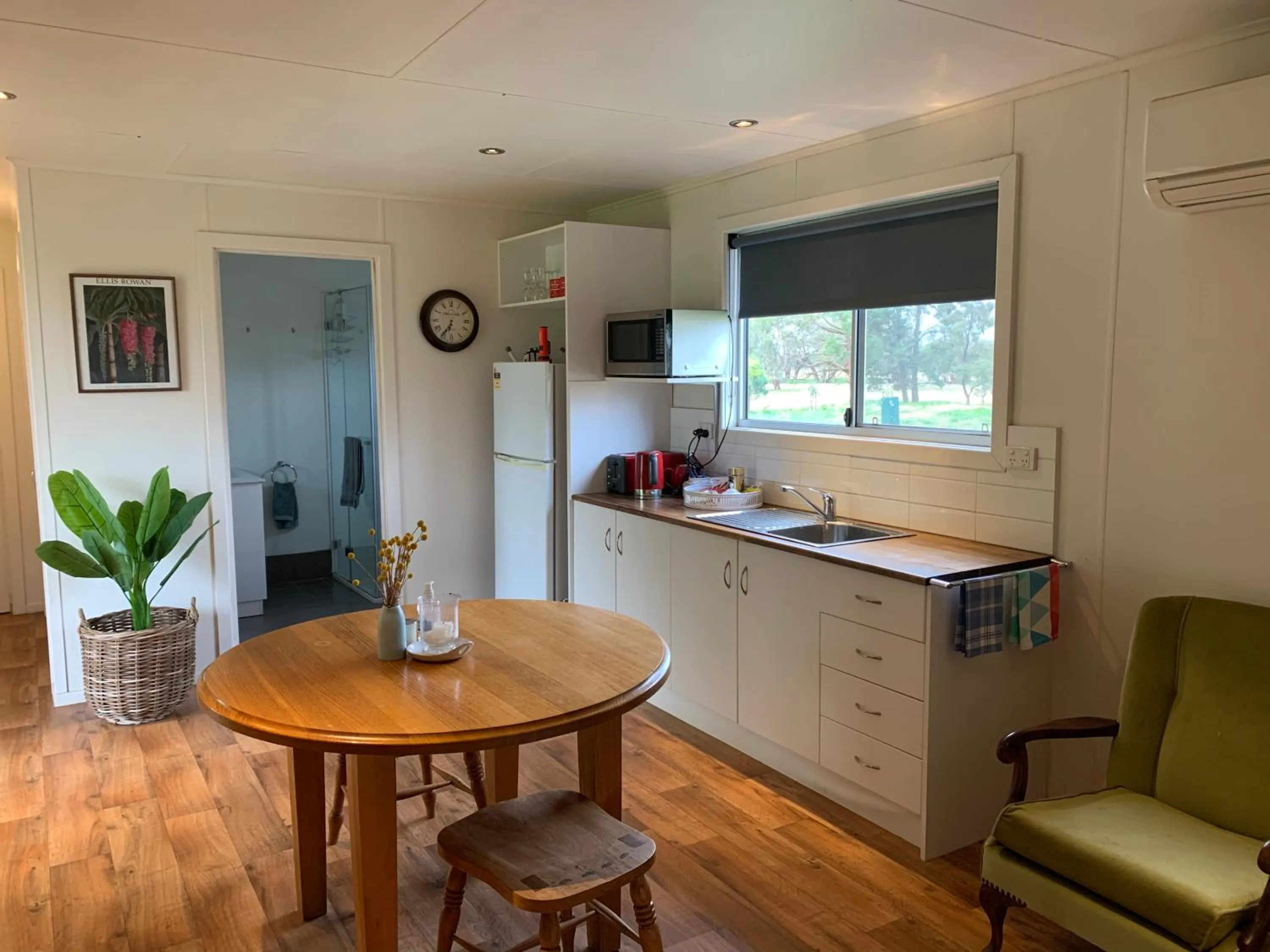 Kitchen or kitchenette in Mascot Cottage - Pet Friendly and Complimentary Breakfast Hamper