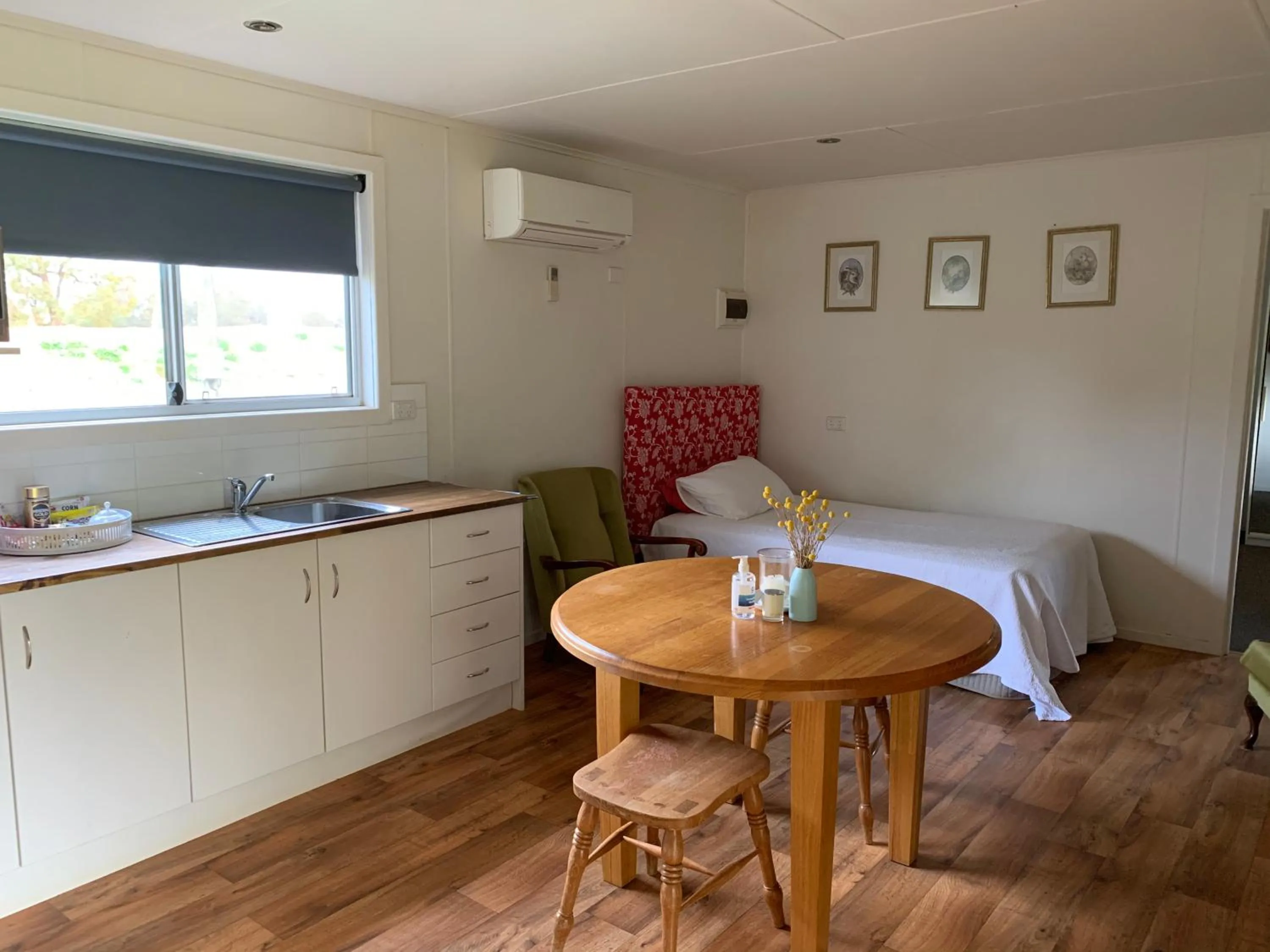 Kitchen or kitchenette in Mascot Cottage - Pet Friendly and Complimentary Breakfast Hamper