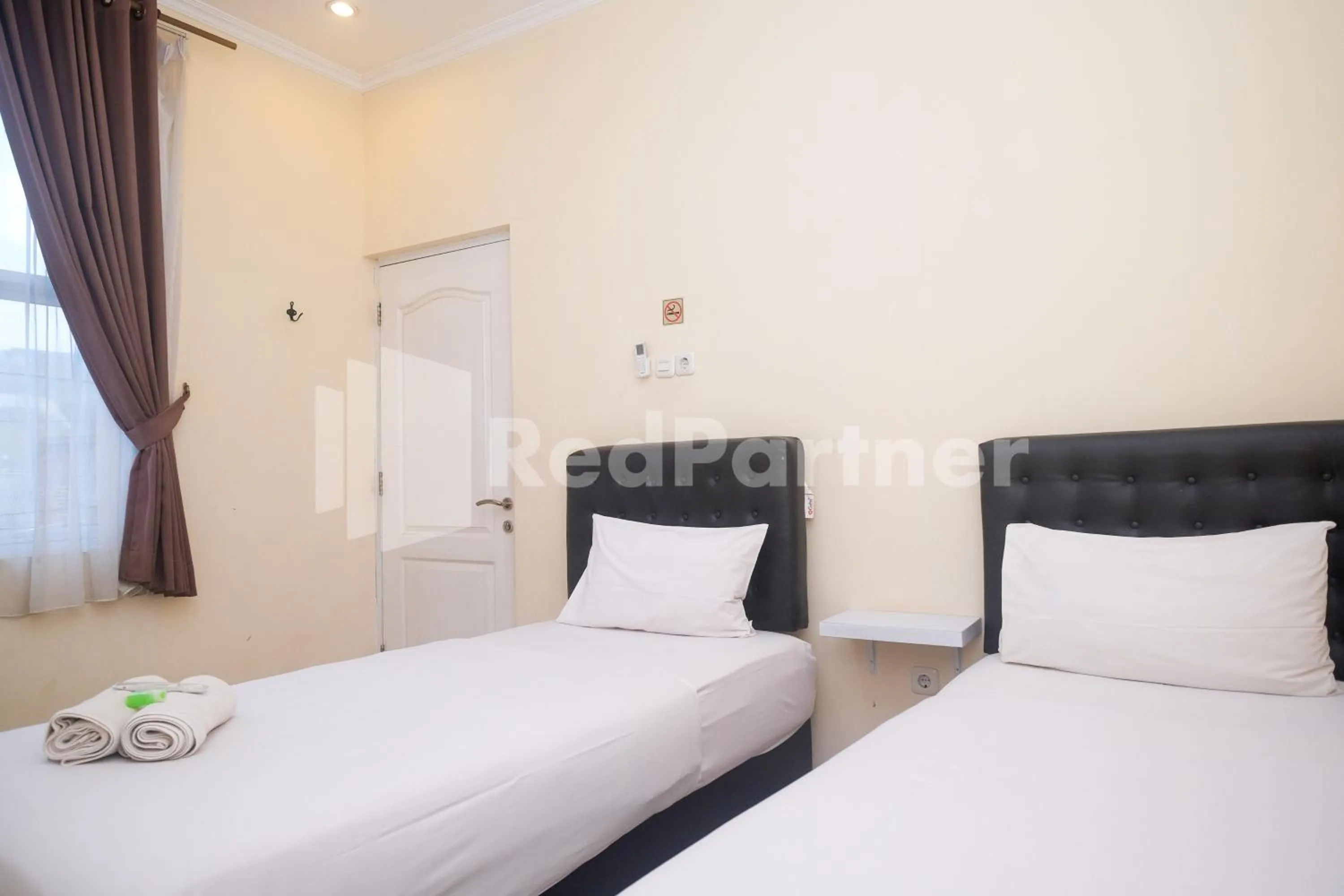 Bed in Griya Loka 2 Syariah Near Simpang Lima Mitra Reddoorz