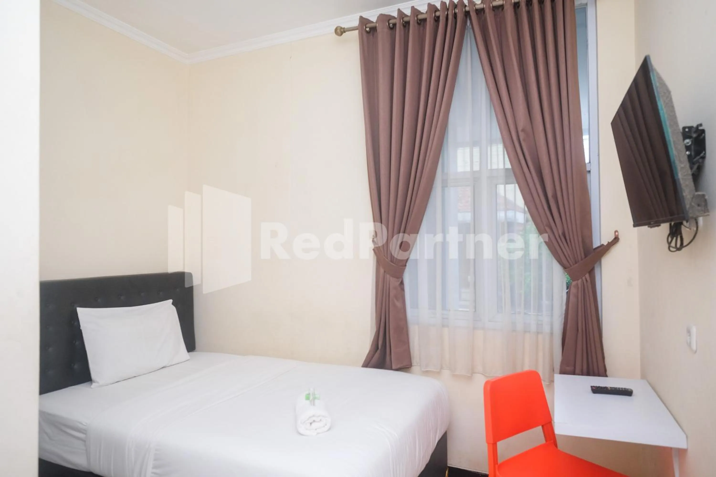 Bed in Griya Loka 2 Syariah Near Simpang Lima Mitra Reddoorz