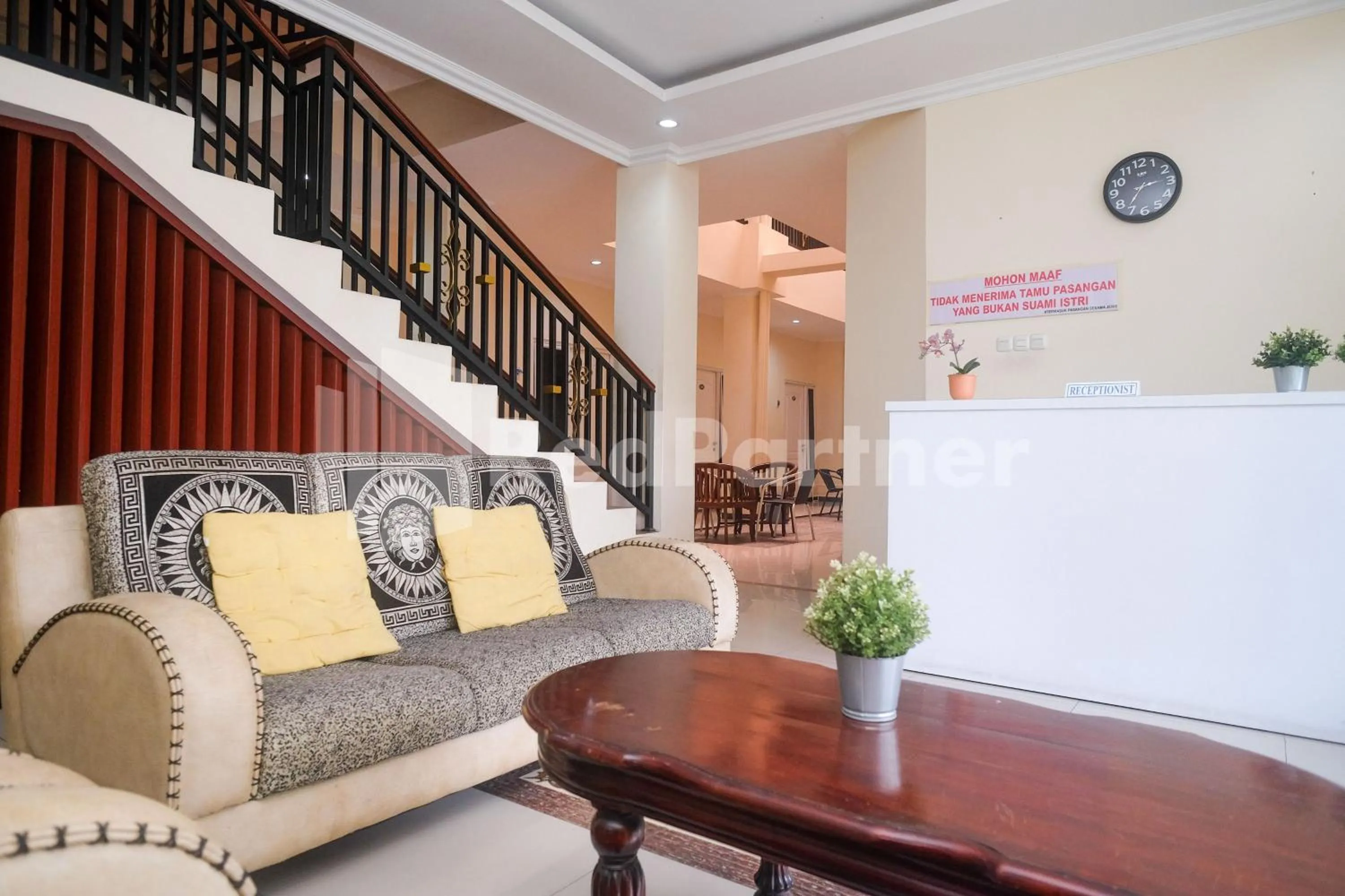 Lobby or reception in Griya Loka 2 Syariah Near Simpang Lima Mitra Reddoorz