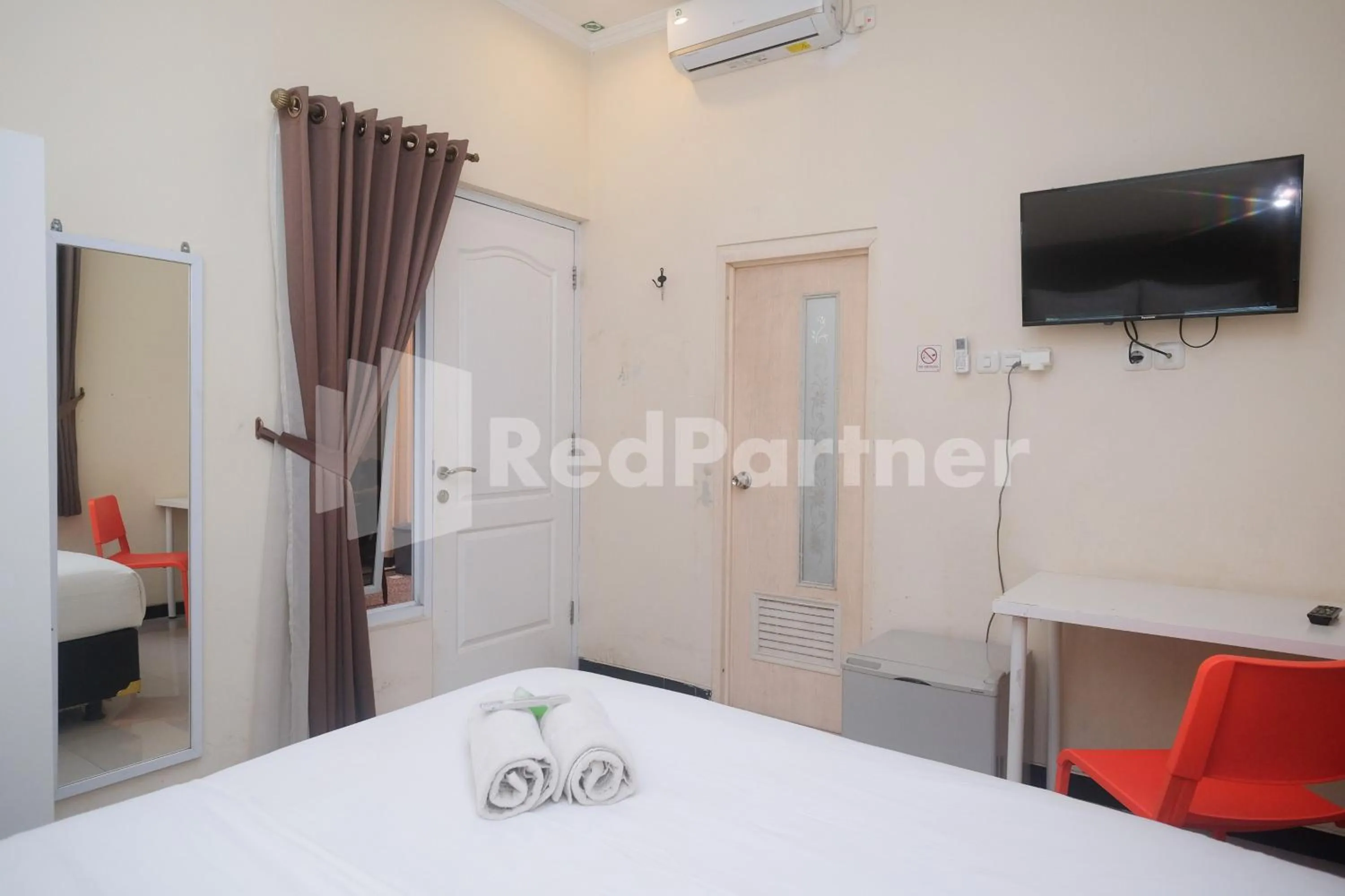 Bed in Griya Loka 2 Syariah Near Simpang Lima Mitra Reddoorz