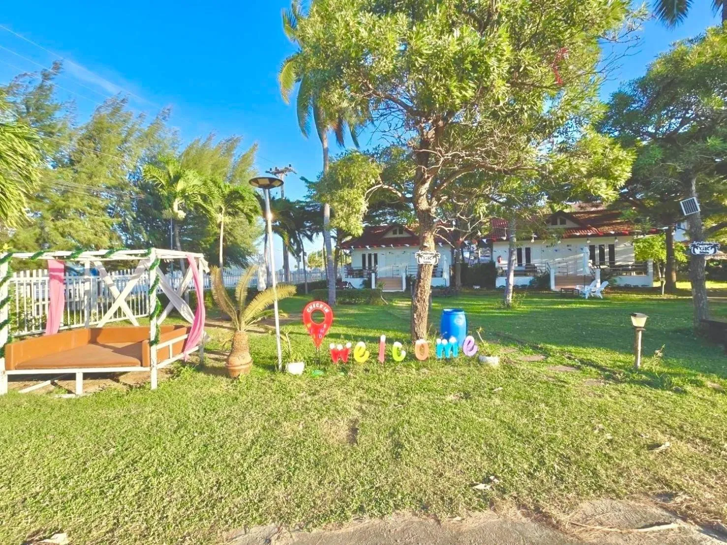 Facade/entrance in Baan Golden Resort & Residences