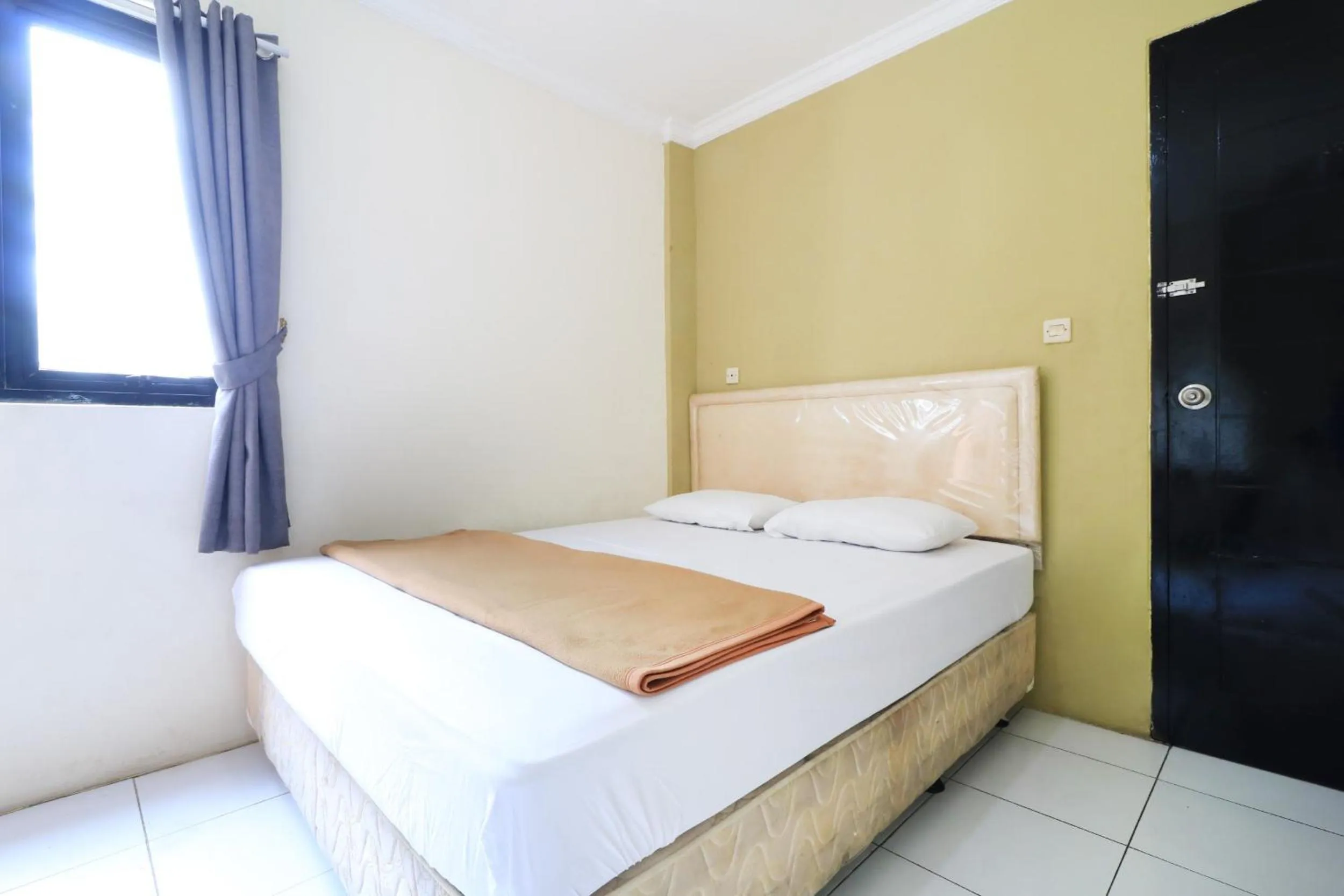 Bedroom, Bed in AMS Hotel Koja