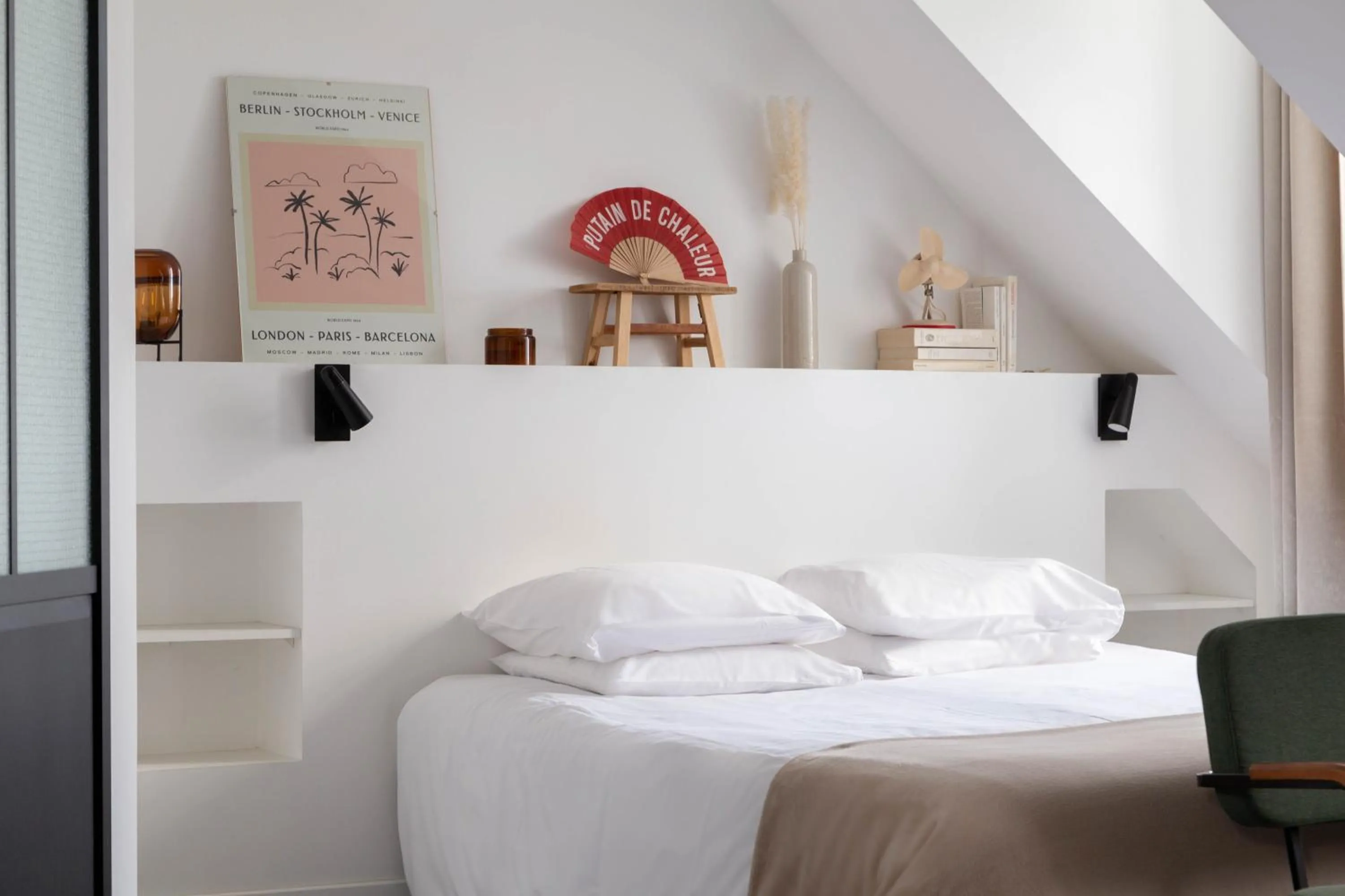 Photo of the whole room, Bed in Artefact