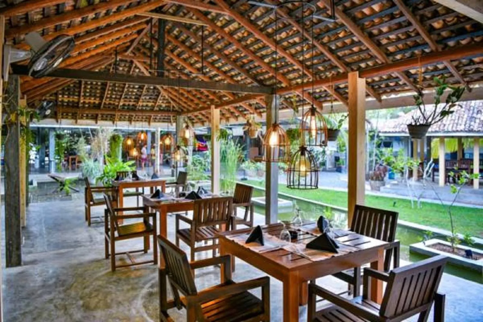 Restaurant/places to eat in Hotel Vibration