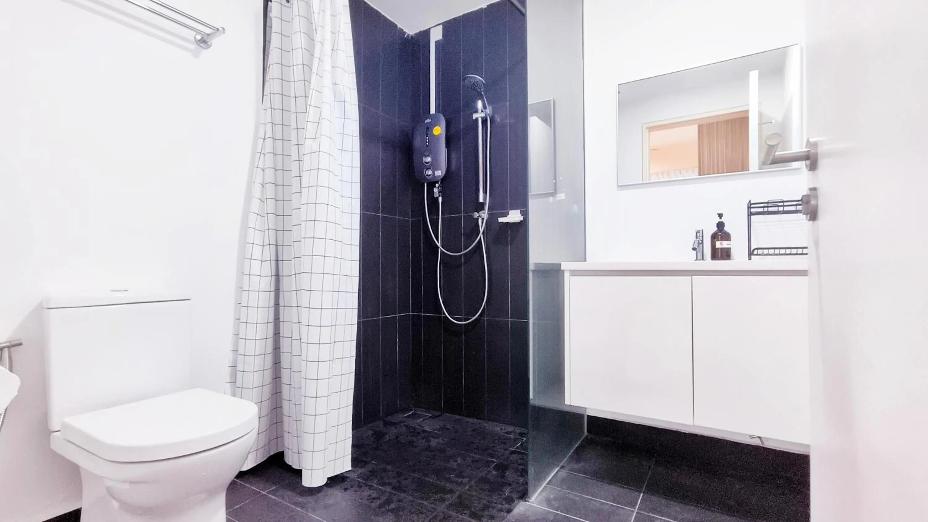 Shower in Manatidur@THE HUB SS2