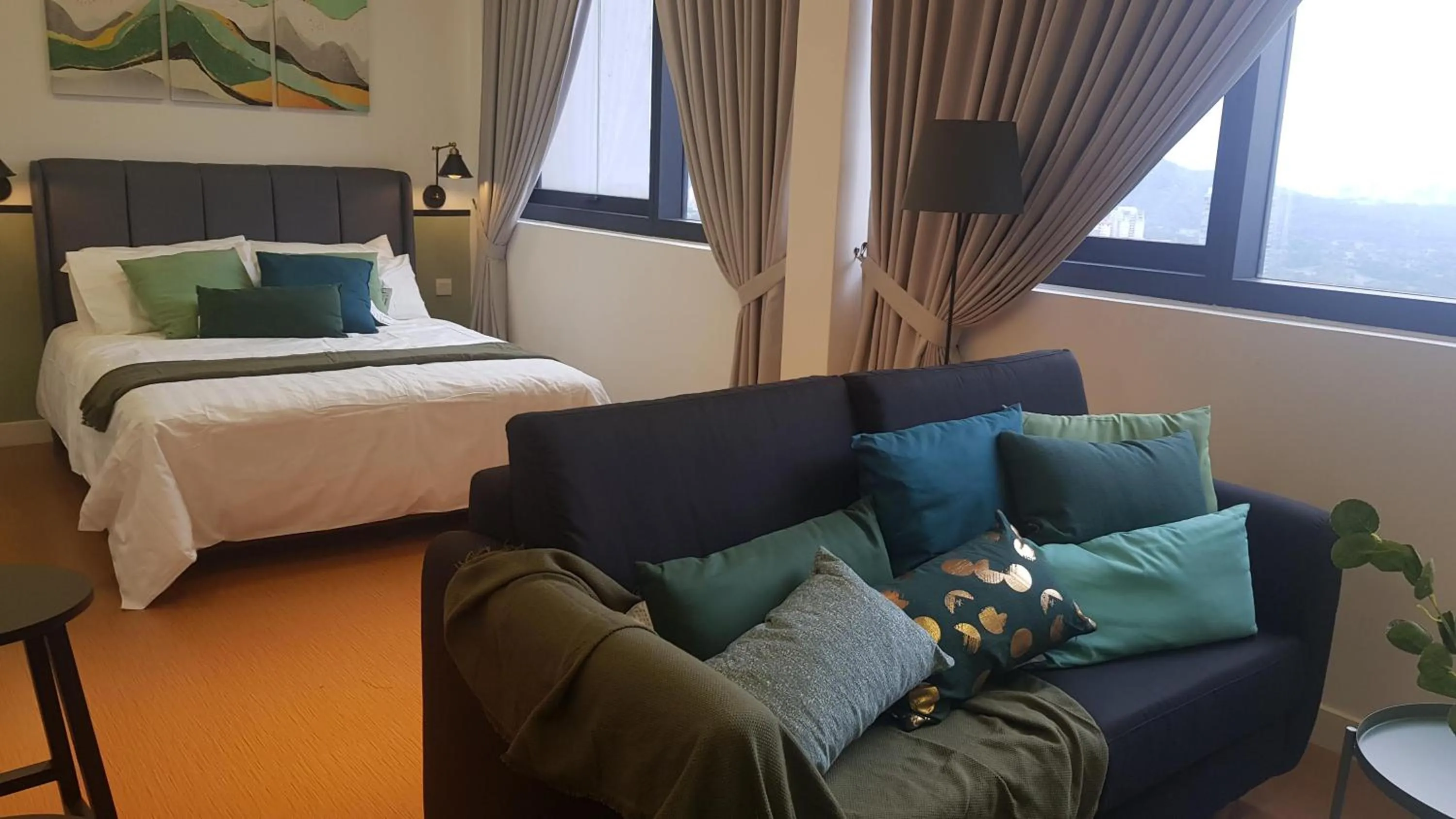 Photo of the whole room, Bed in Manatidur@THE HUB SS2