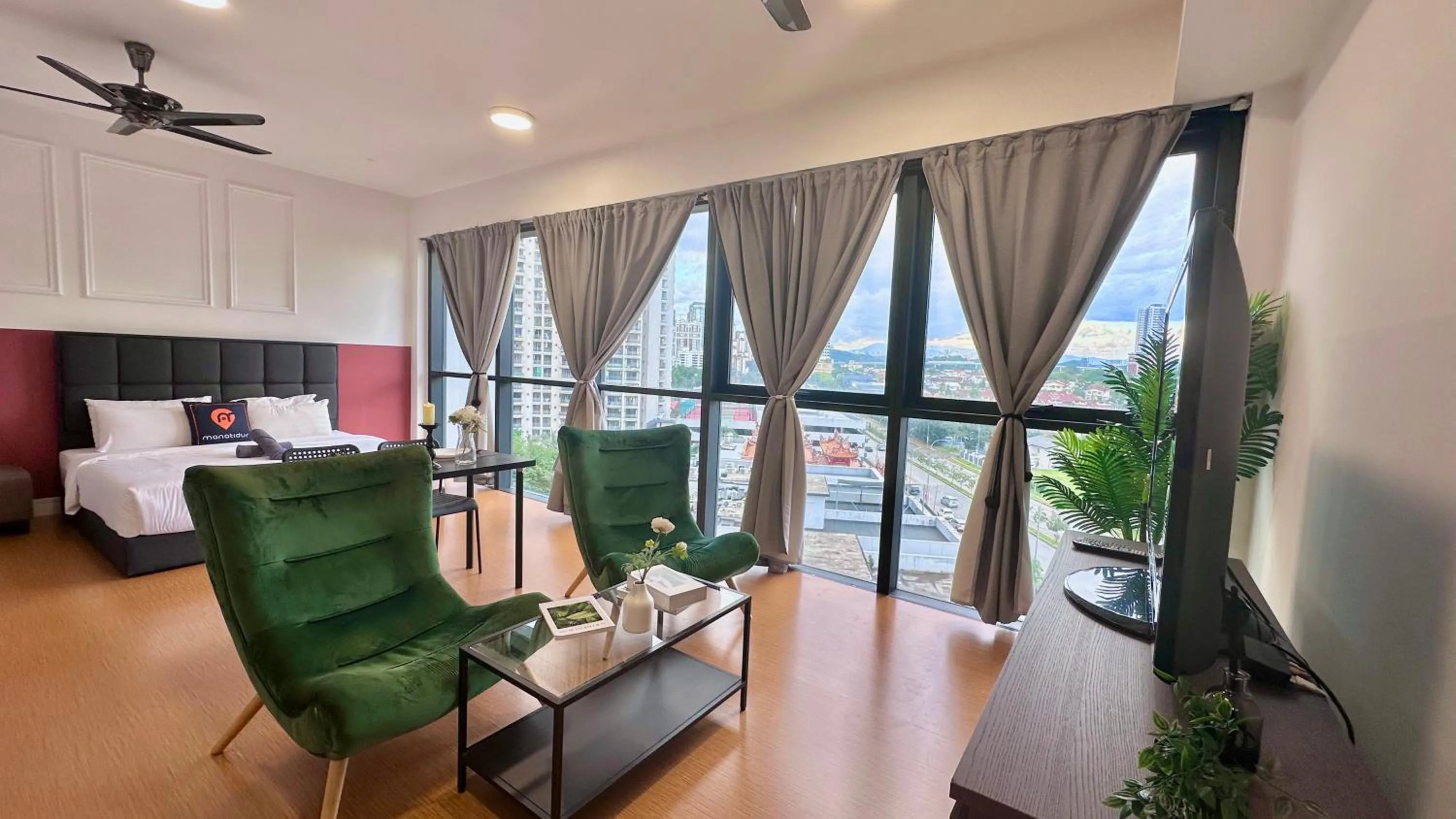 View (from property/room), Bed in Manatidur@THE HUB SS2