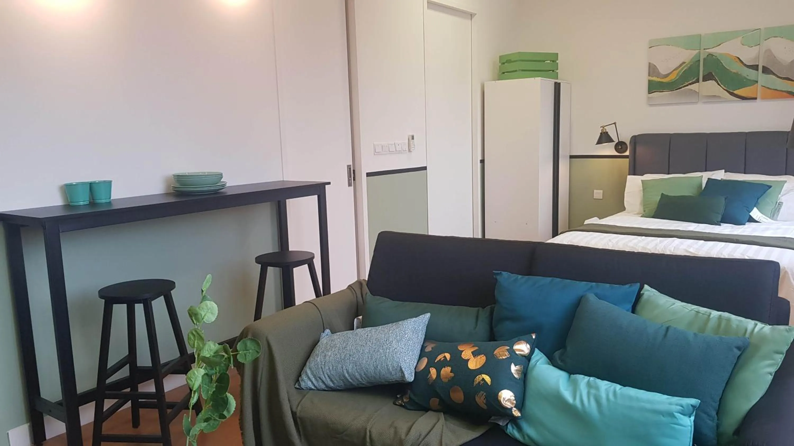 Photo of the whole room, Bed in Manatidur@THE HUB SS2