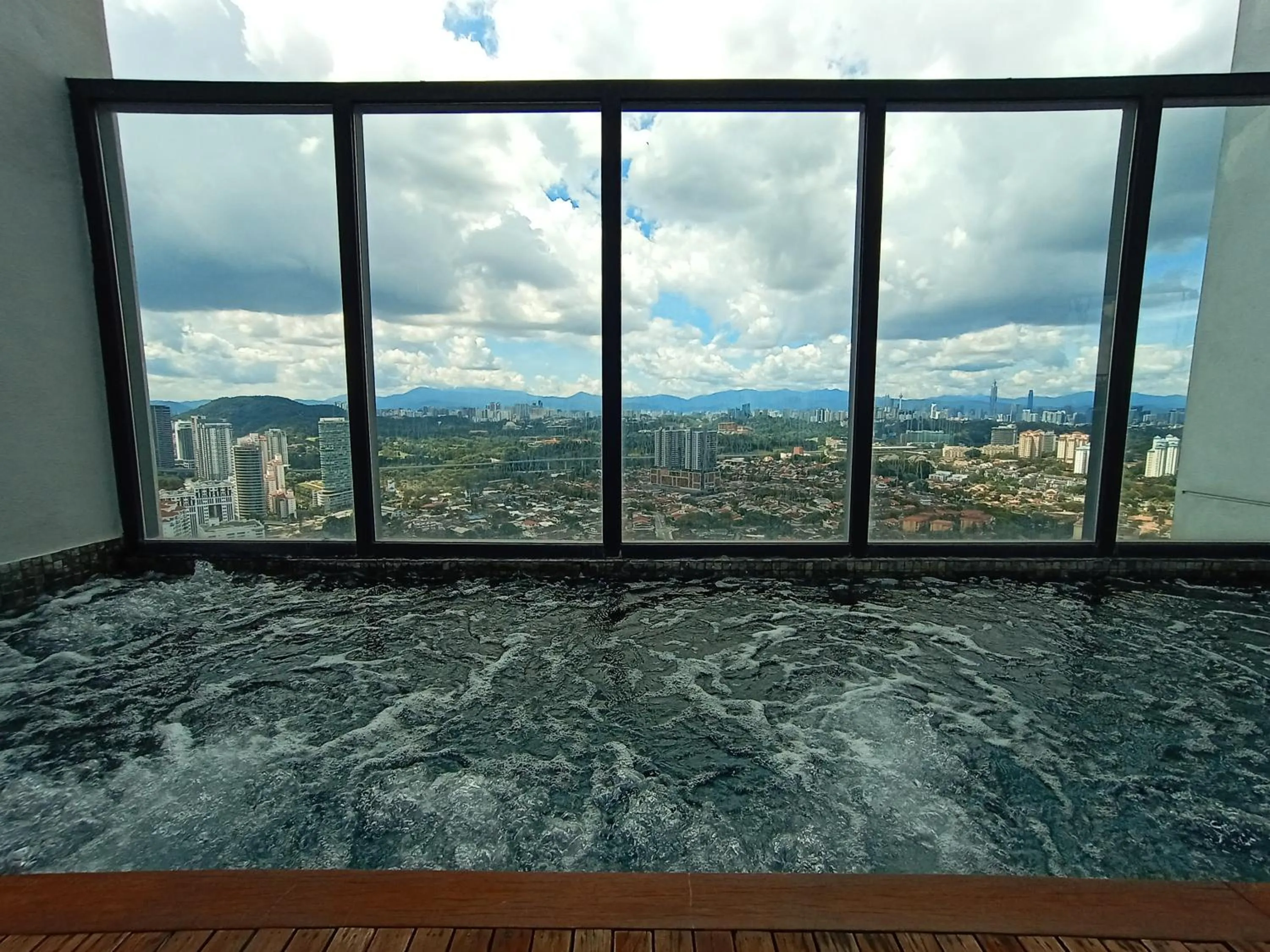 Hot Tub in Manatidur@THE HUB SS2