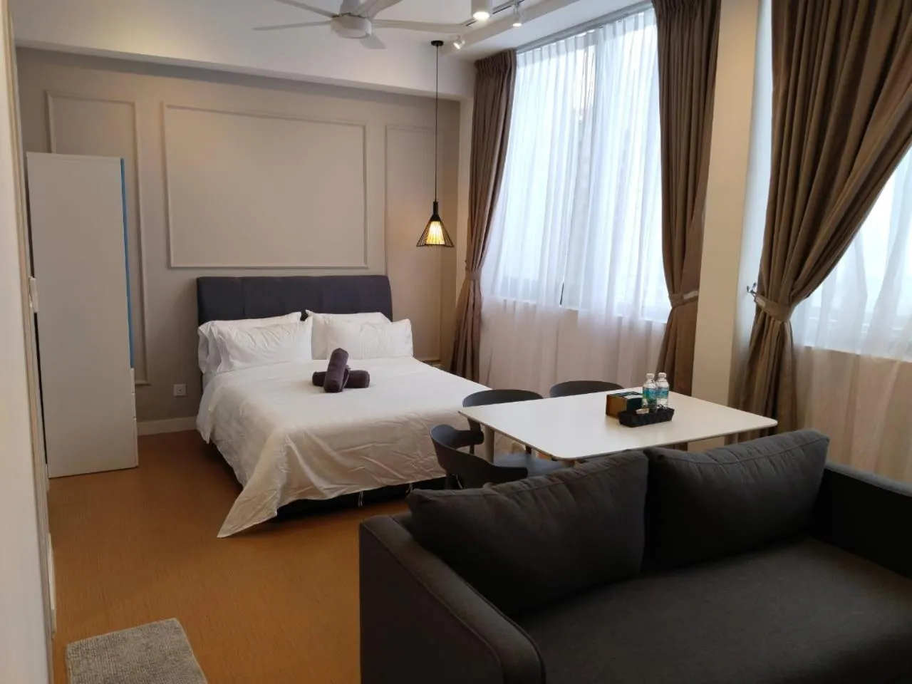 Photo of the whole room, Bed in Manatidur@THE HUB SS2