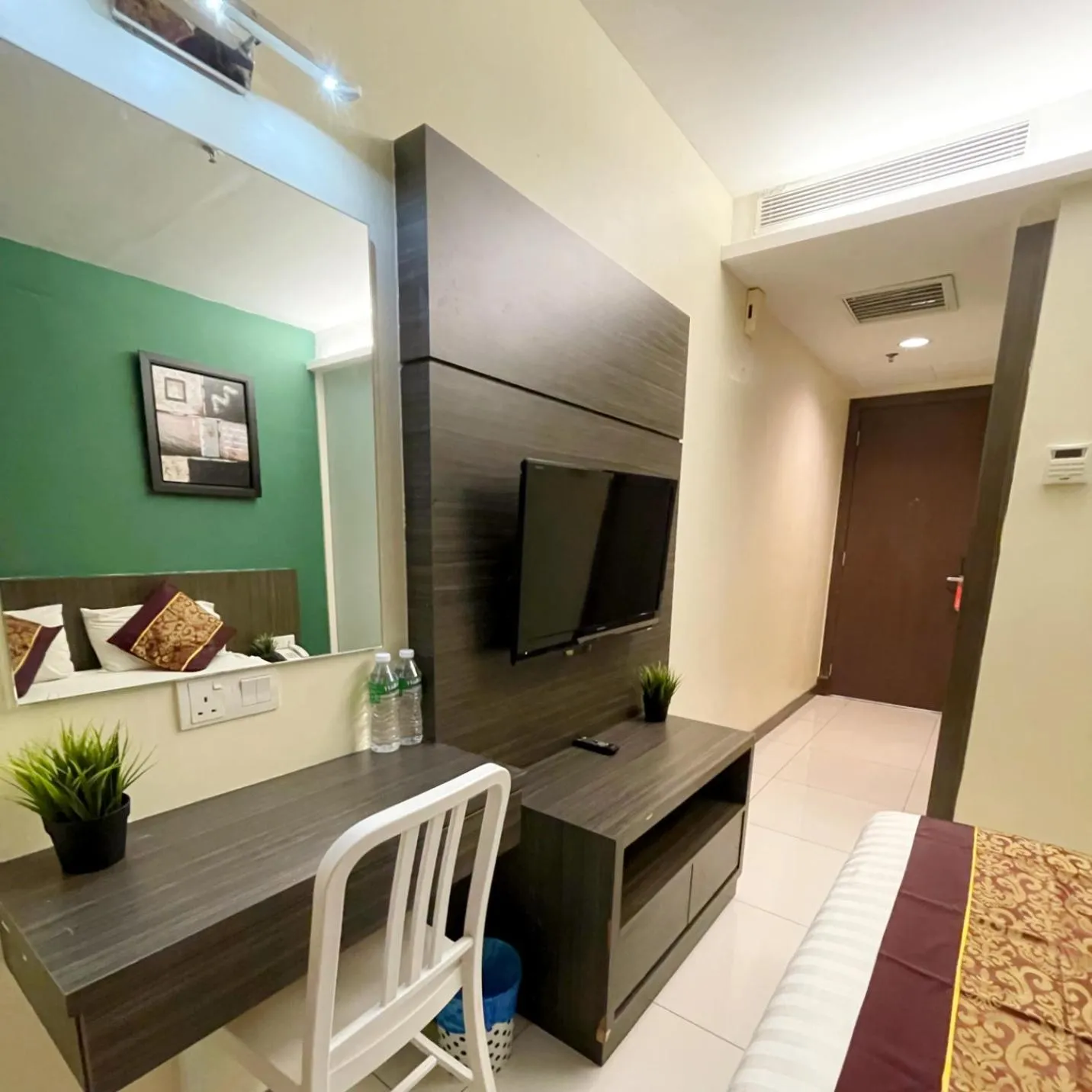Bedroom, TV/Entertainment Center in ESQ Shamelin Hotel