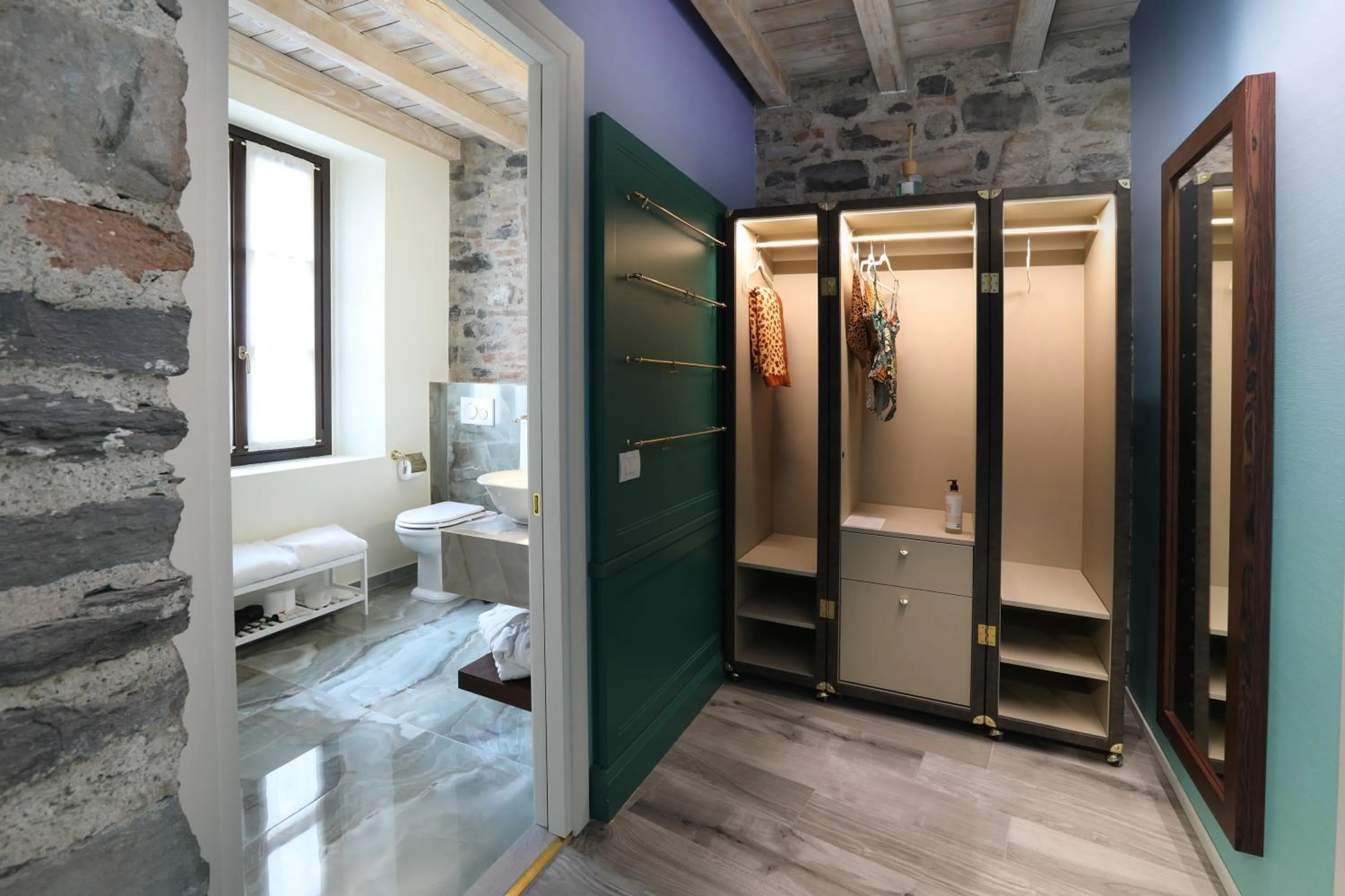 Photo of the whole room in Suites&Atelier Lake Como