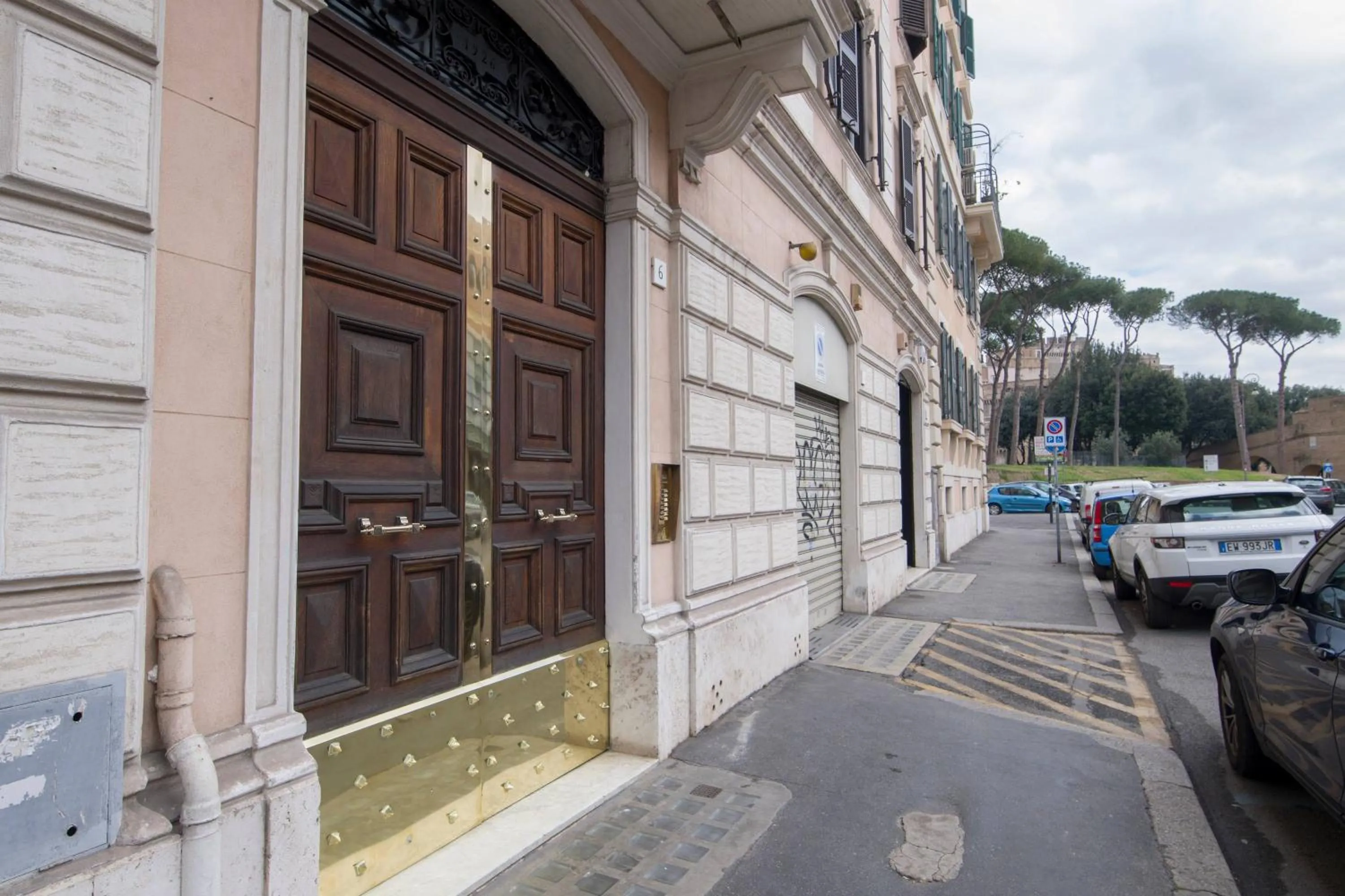 Facade/entrance in Rome Vatican Inn