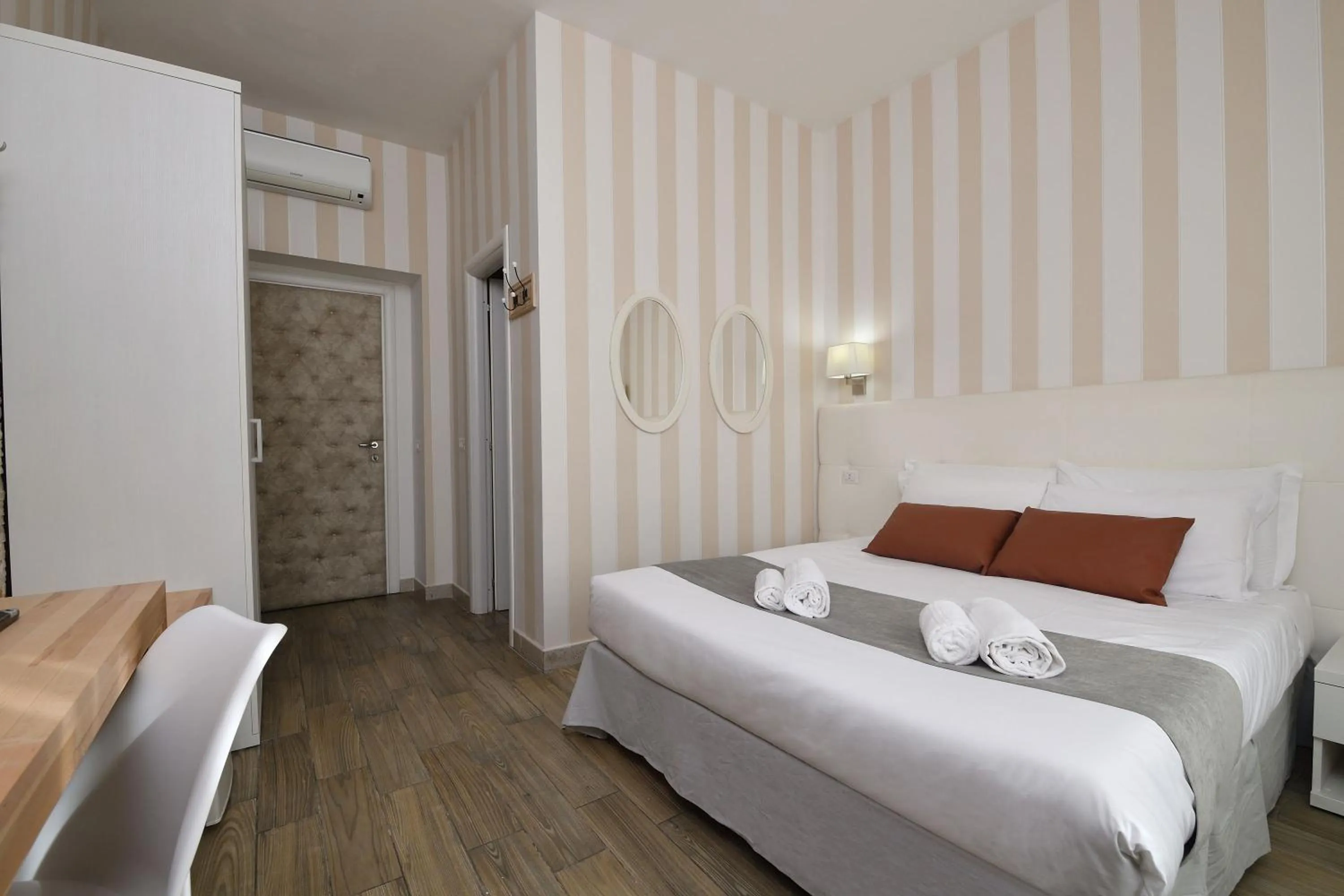 Bedroom, Bed in Rome Vatican Inn