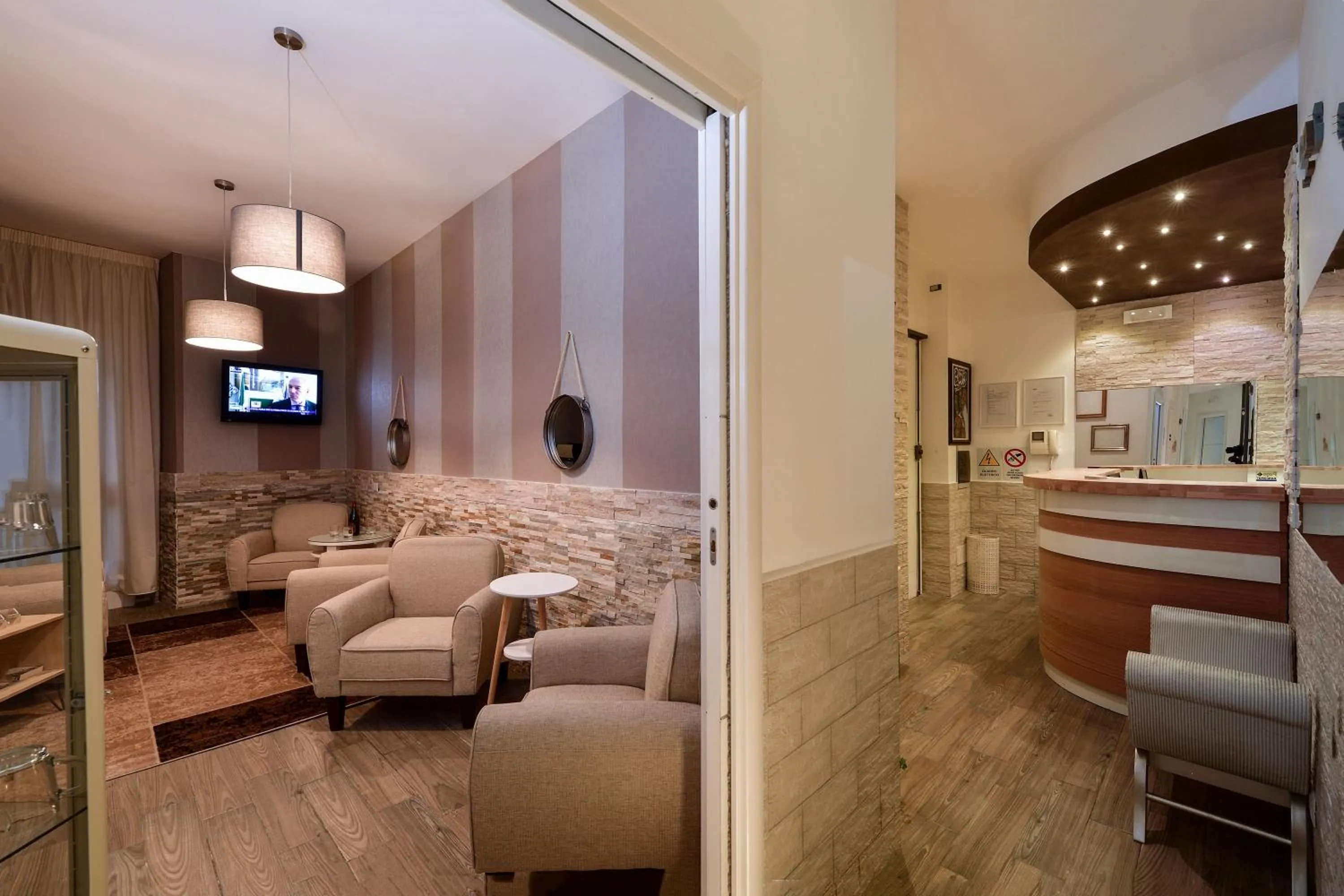 Communal lounge/ TV room in Rome Vatican Inn