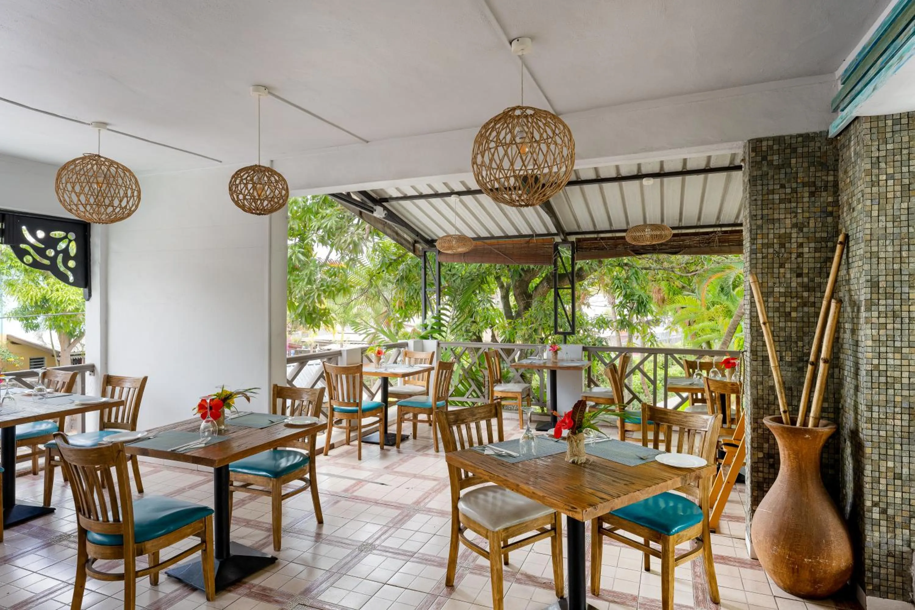 Restaurant/places to eat in Le Grand Bleu Hotel