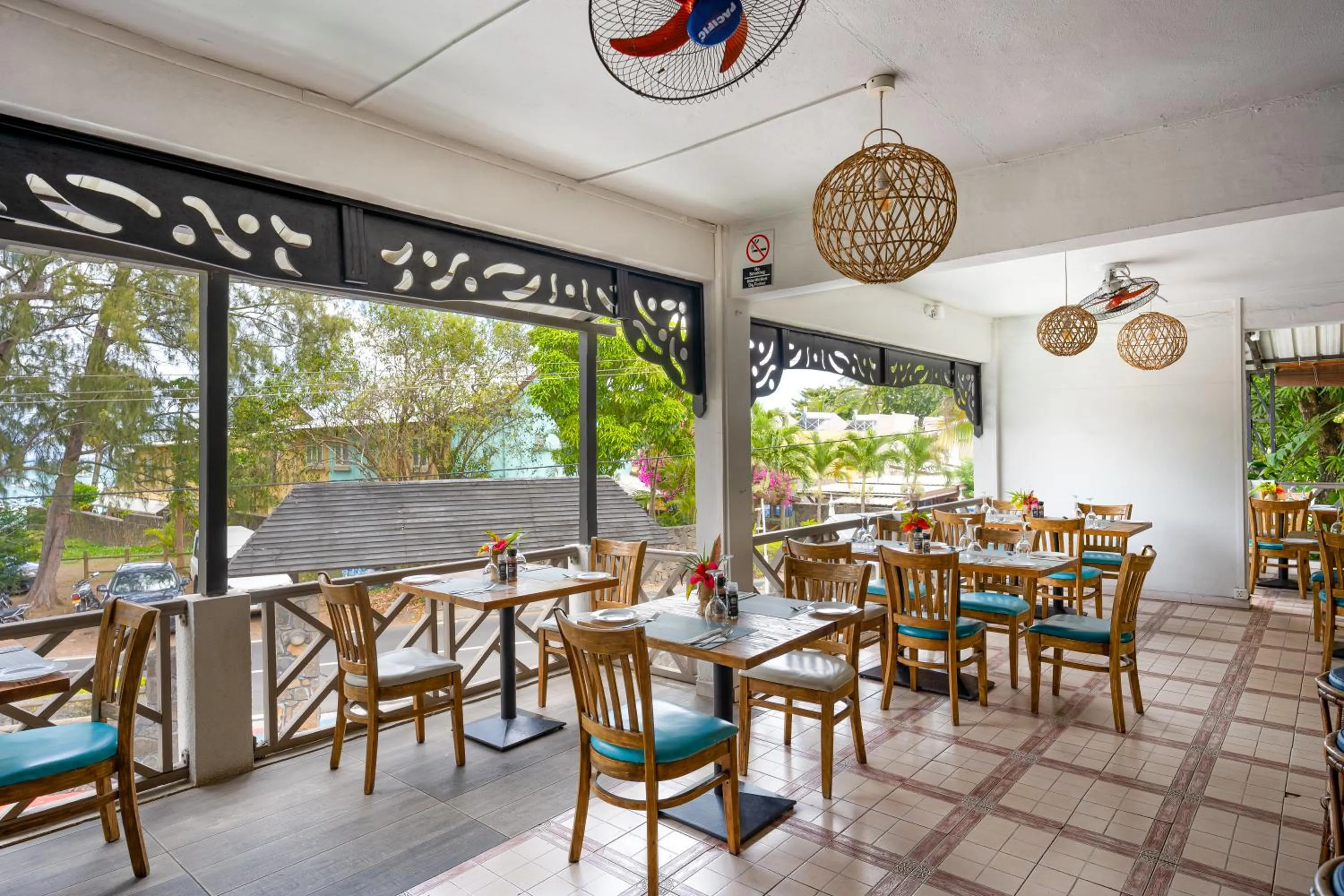 Restaurant/places to eat in Le Grand Bleu Hotel