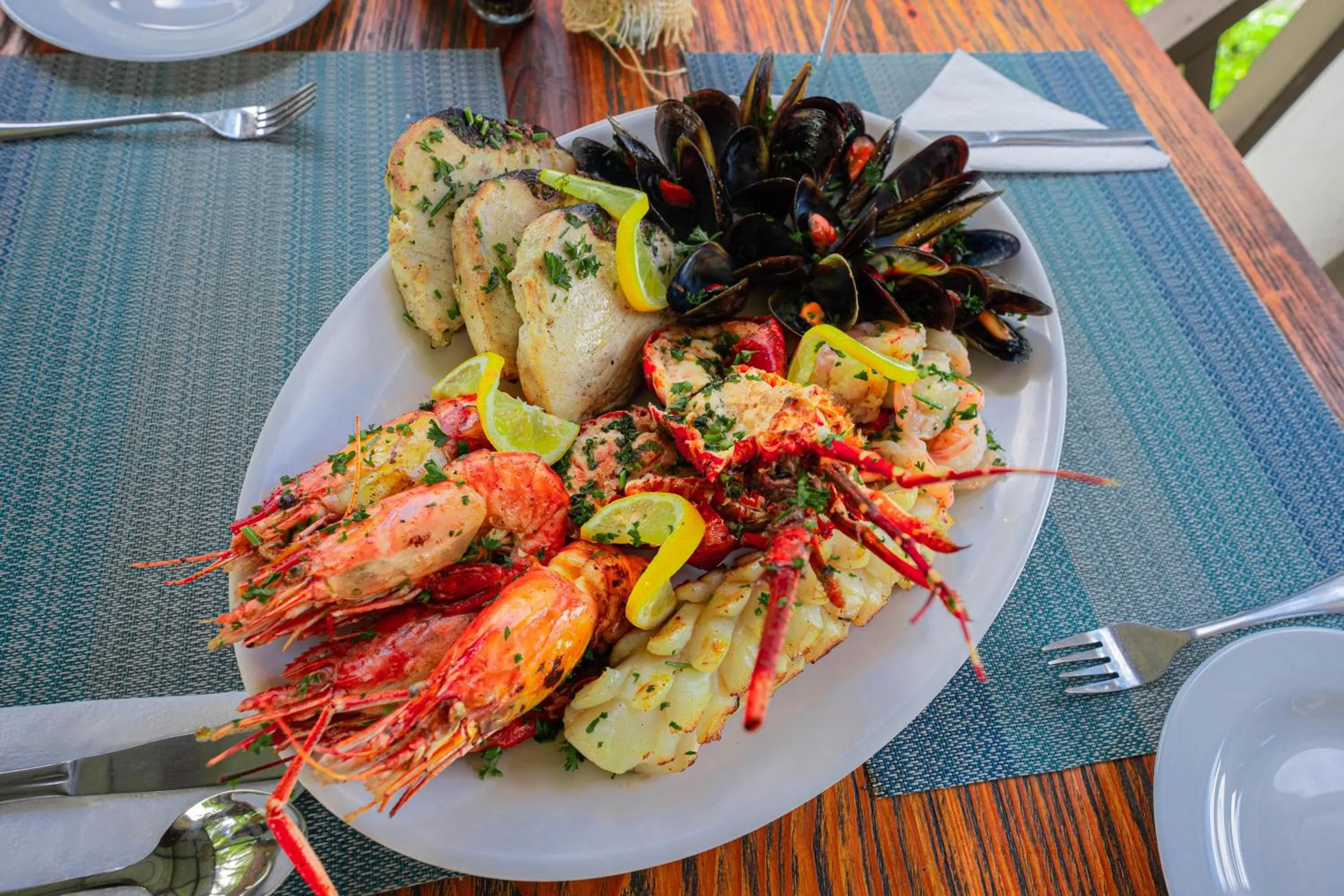 Restaurant/places to eat in Le Grand Bleu Hotel