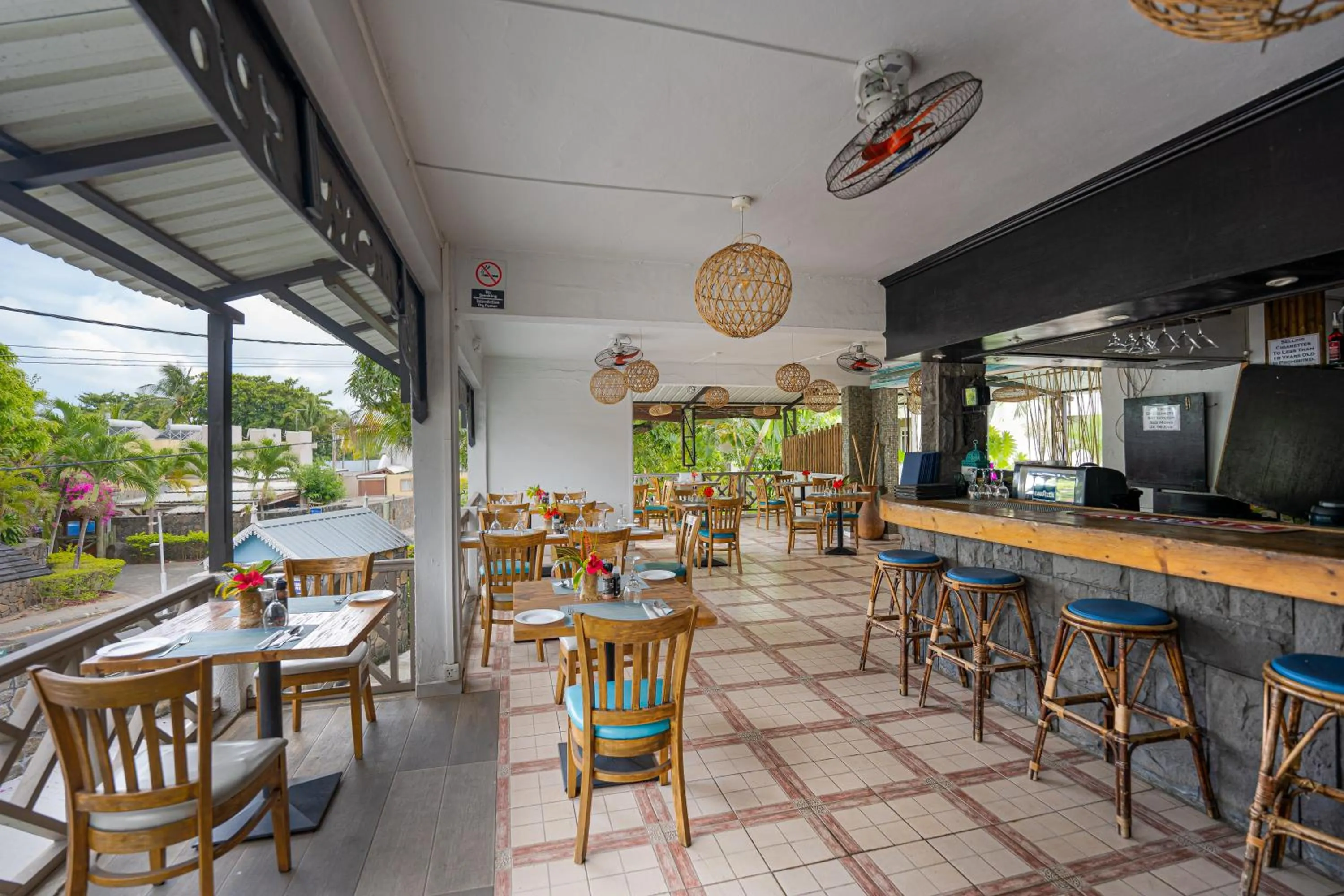 Restaurant/places to eat in Le Grand Bleu Hotel