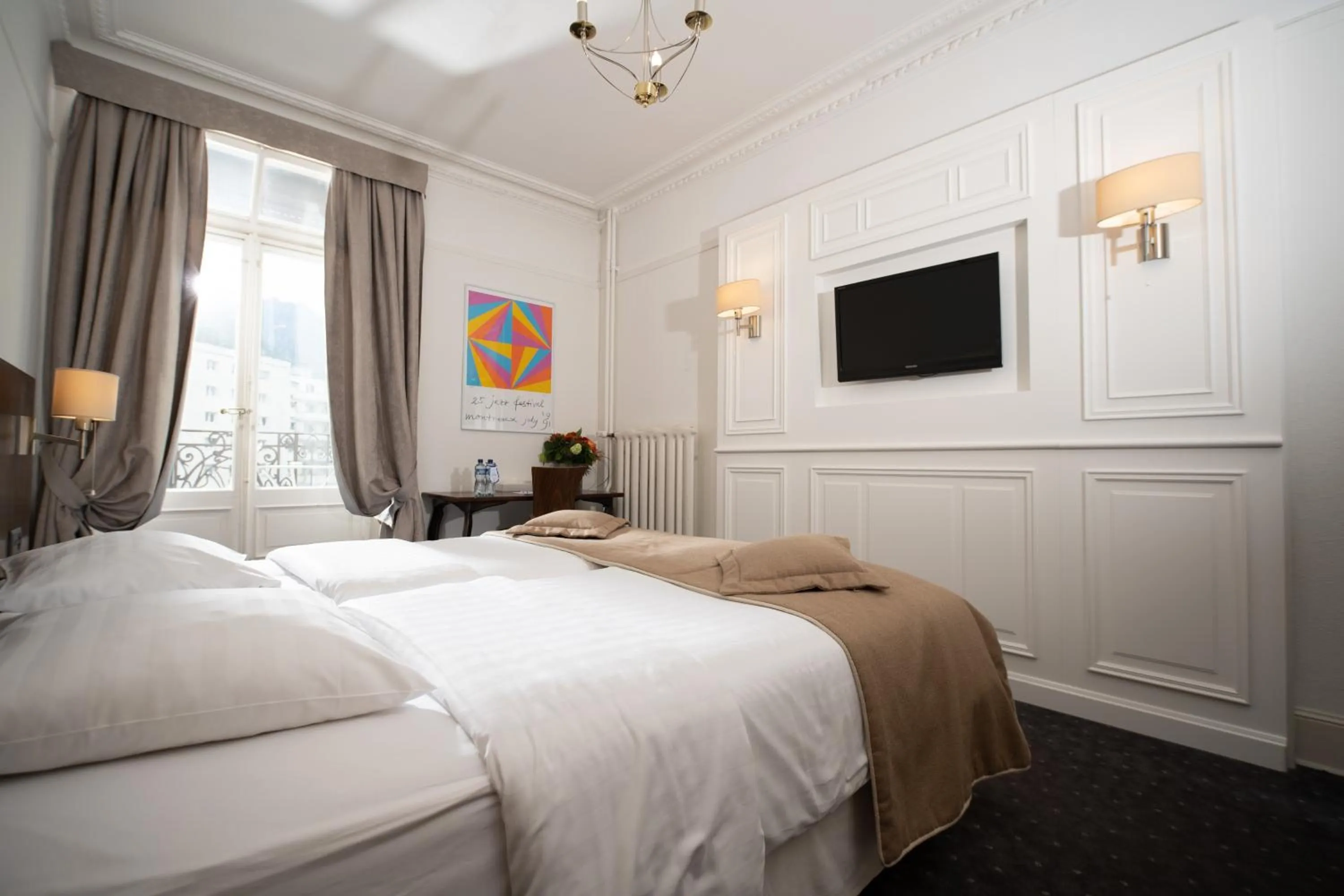 Photo of the whole room, Bed in J5 Hotels Helvetie & La Brasserie