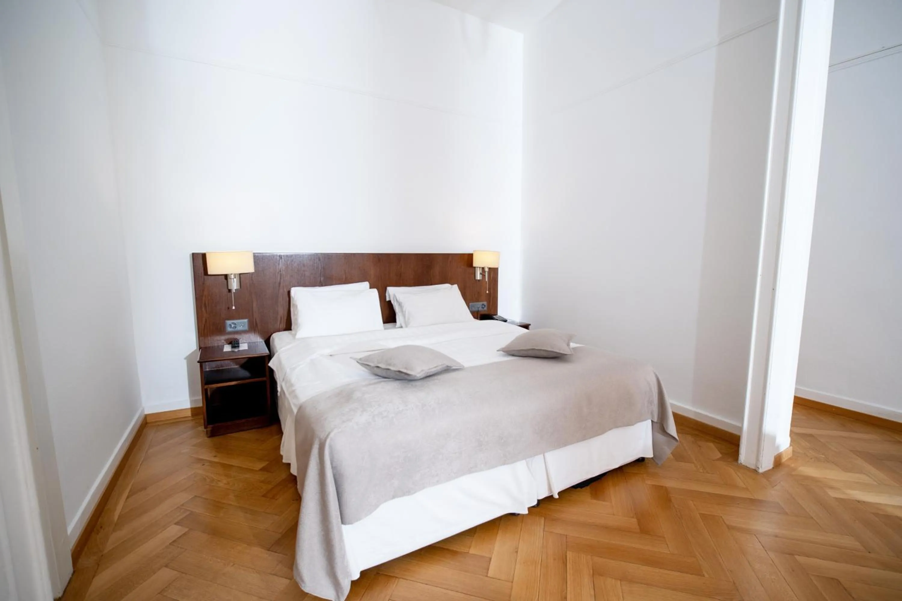 Photo of the whole room, Bed in J5 Hotels Helvetie & La Brasserie