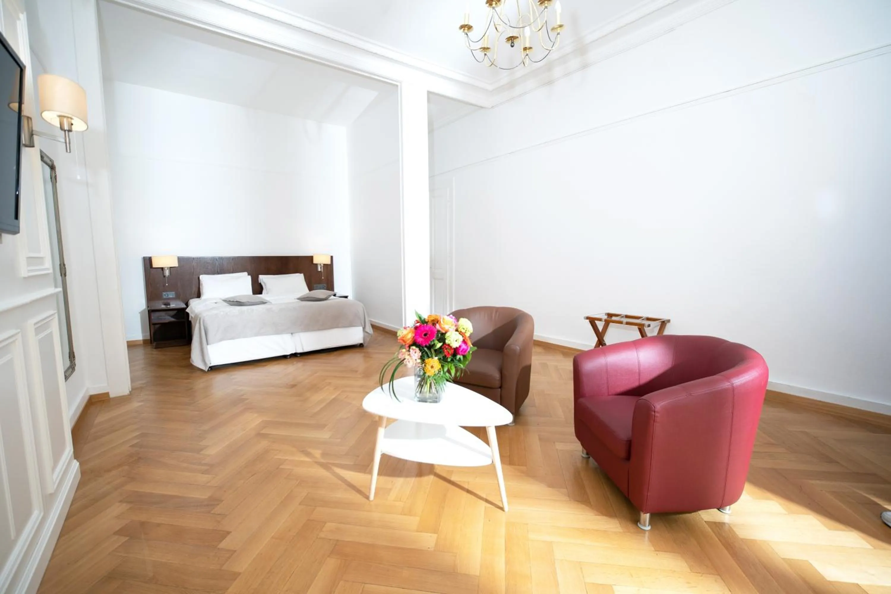 Photo of the whole room, Bed in J5 Hotels Helvetie & La Brasserie