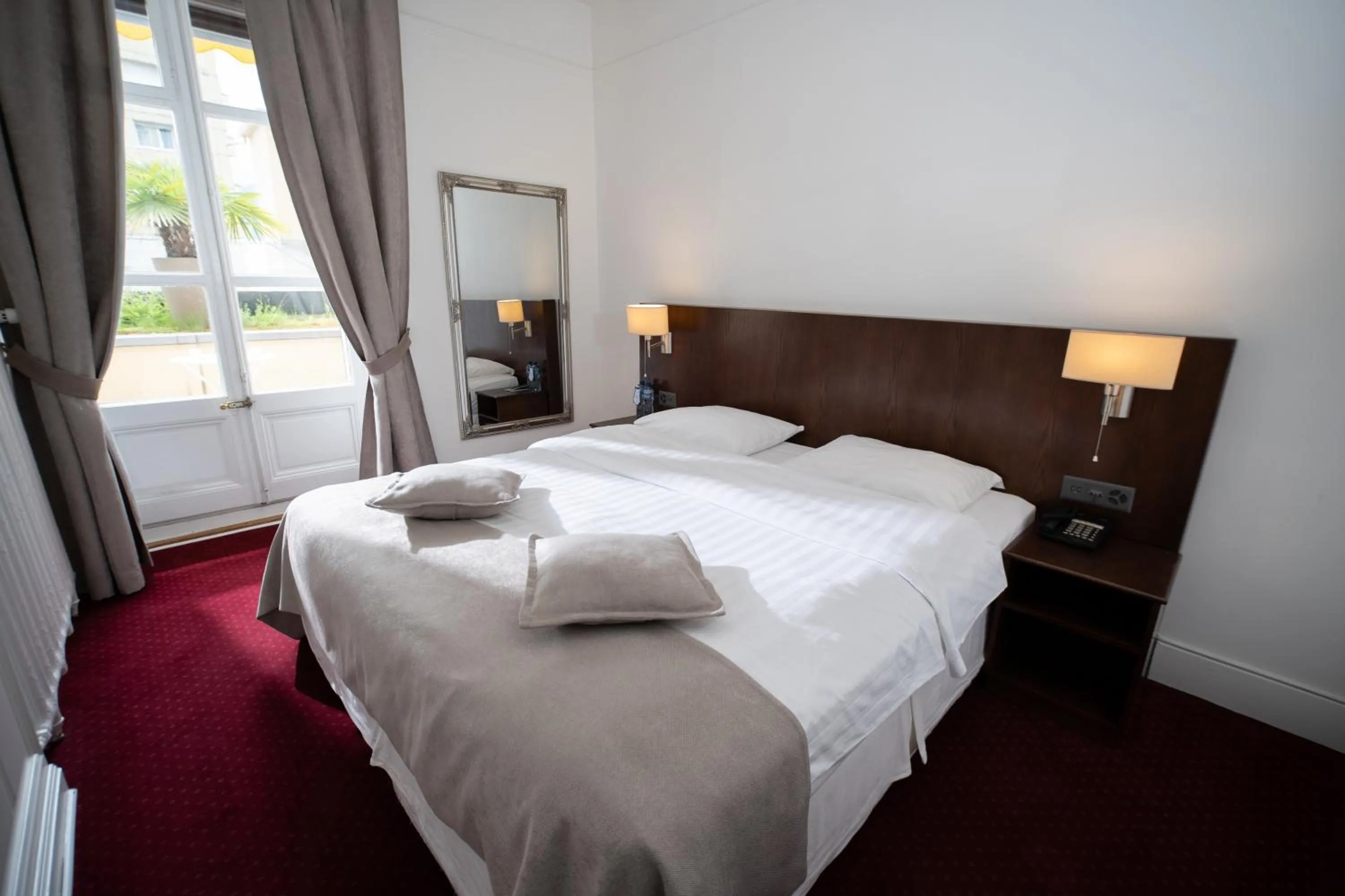 Bed in J5 Hotels Helvetie & La Brasserie