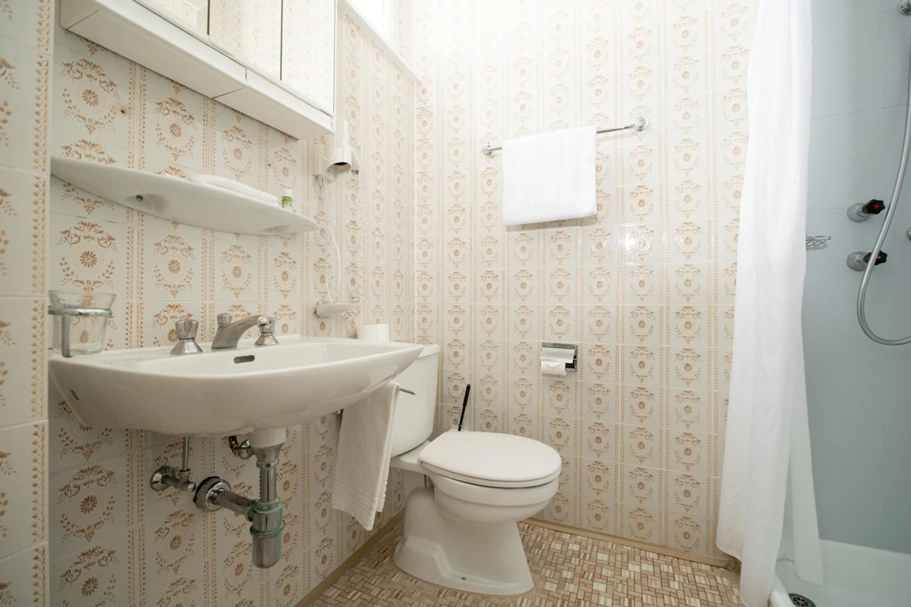 Bathroom in J5 Hotels Helvetie & La Brasserie